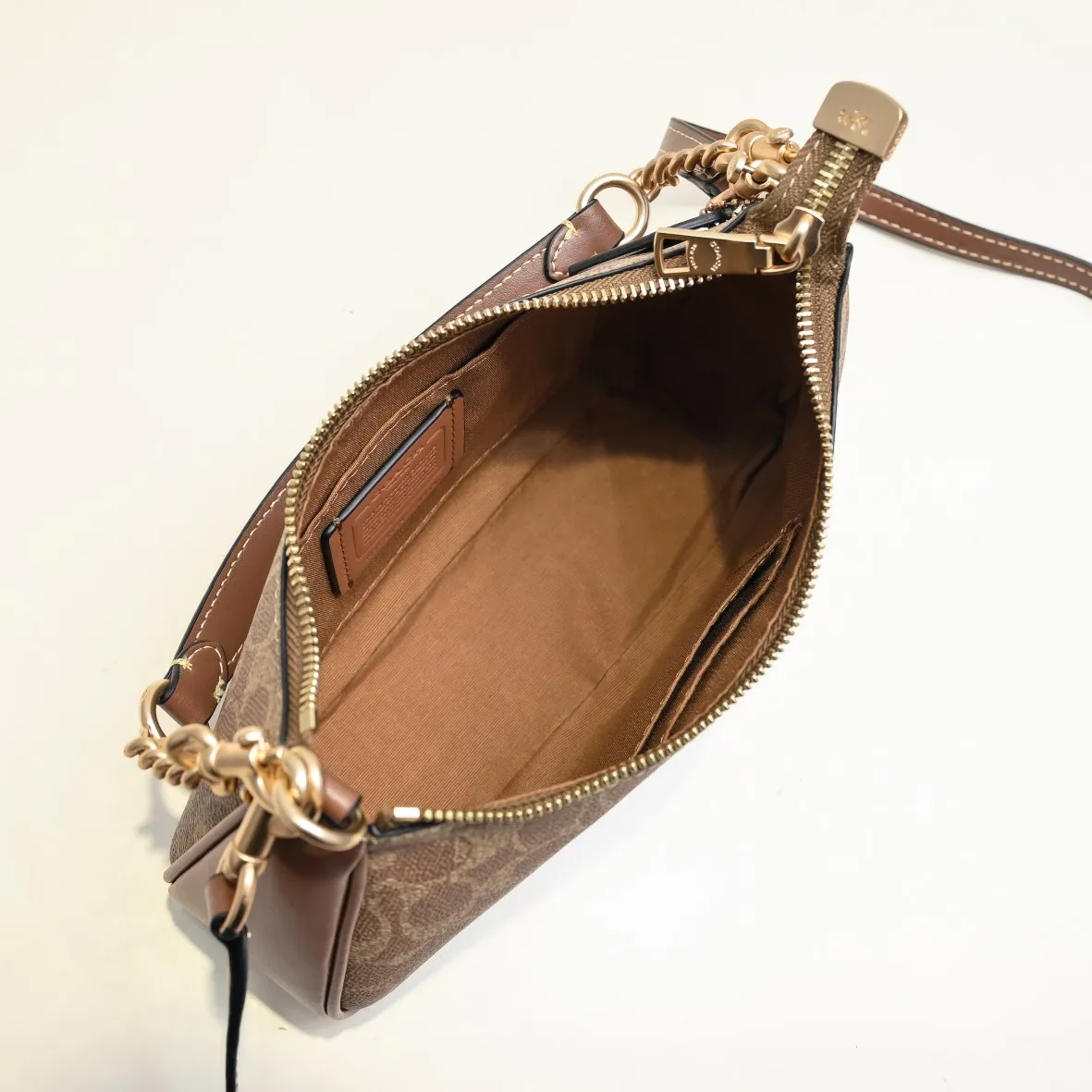 P260 [Top original order] Style number: CV993 Size: 24.5*15.5*7.5cm