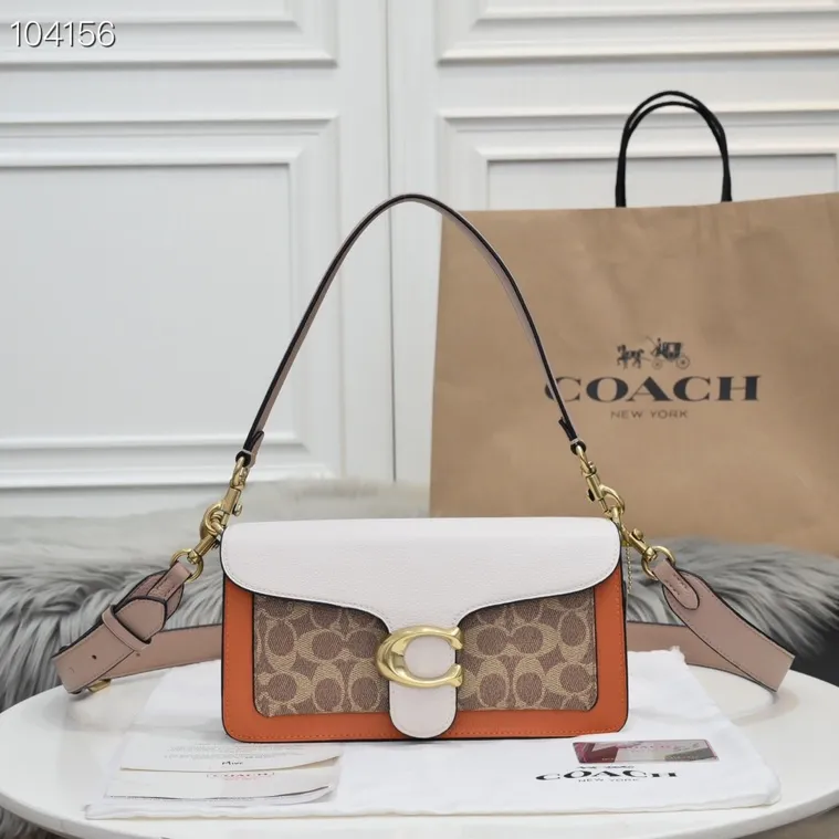 Coach Tabby Bacchus bag 91215 has a new color for spring and summer, with milk tea and orange logo, super gentle color scheme ~ the flap part is made of beige pebbled cowhide, the front is the most classic khaki presbyopic logo, and the sides and long shoulder straps are milk tea color. The two shoulder straps can be replaced at will, and there will always be a style that suits you. It can be carried by hand, carried under the armpit, or carried cross-body. It is a multi-purpose bag and has a super age-friendly and versatile color scheme! Approximate size: 26*15*7.5cm