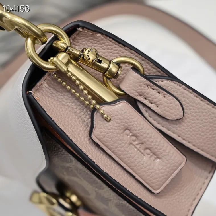 Coach Tabby Bacchus bag 91215 has a new color for spring and summer, with milk tea and orange logo, super gentle color scheme ~ the flap part is made of beige pebbled cowhide, the front is the most classic khaki presbyopic logo, and the sides and long shoulder straps are milk tea color. The two shoulder straps can be replaced at will, and there will always be a style that suits you. It can be carried by hand, carried under the armpit, or carried cross-body. It is a multi-purpose bag and has a super age-friendly and versatile color scheme! Approximate size: 26*15*7.5cm