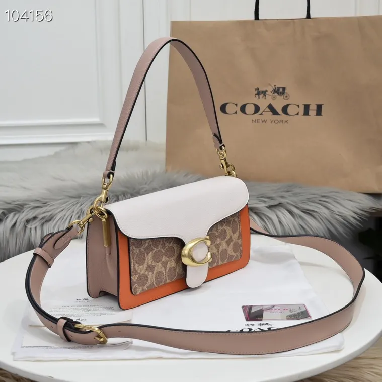 Coach Tabby Bacchus bag 91215 has a new color for spring and summer, with milk tea and orange logo, super gentle color scheme ~ the flap part is made of beige pebbled cowhide, the front is the most classic khaki presbyopic logo, and the sides and long shoulder straps are milk tea color. The two shoulder straps can be replaced at will, and there will always be a style that suits you. It can be carried by hand, carried under the armpit, or carried cross-body. It is a multi-purpose bag and has a super age-friendly and versatile color scheme! Approximate size: 26*15*7.5cm