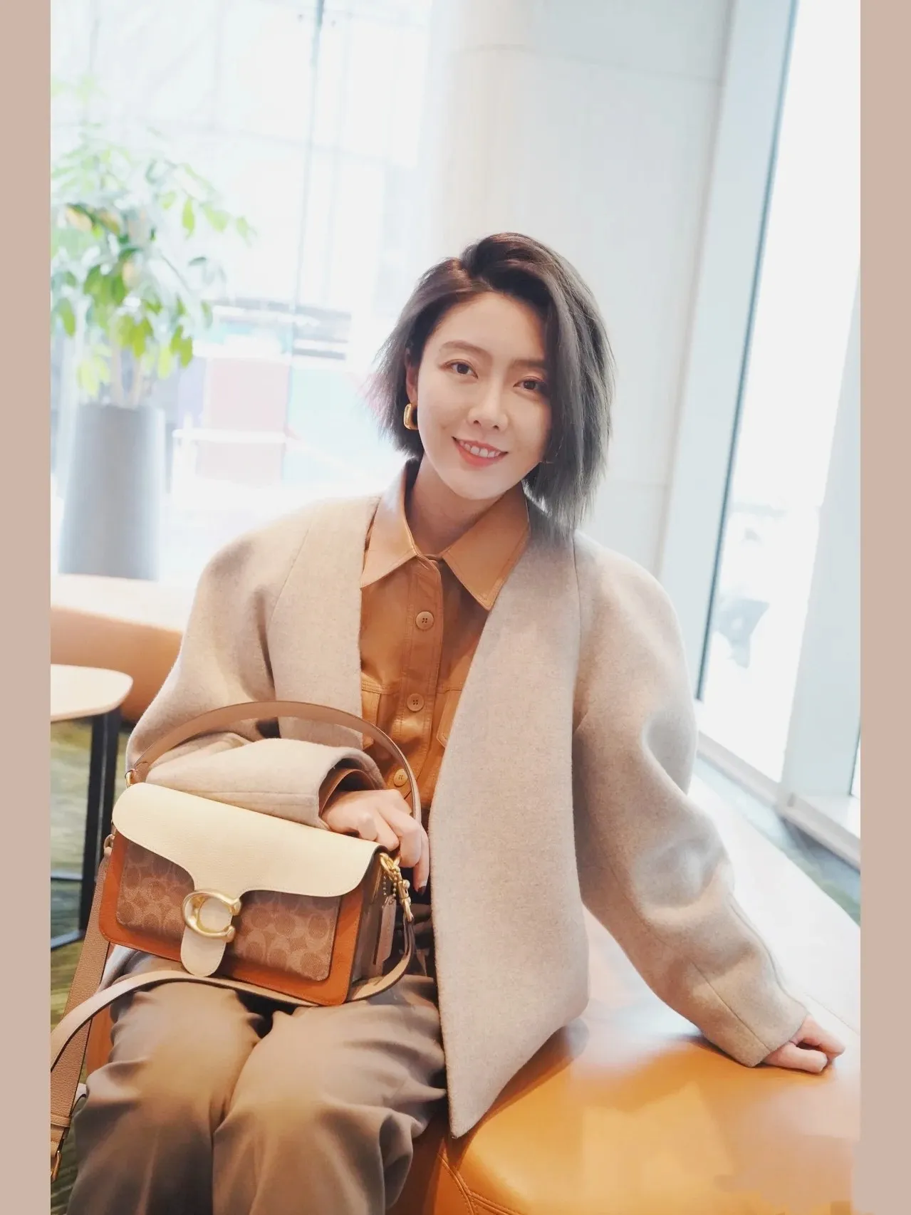 Coach Tabby Bacchus bag 91215 has a new color for spring and summer, with milk tea and orange logo, super gentle color scheme ~ the flap part is made of beige pebbled cowhide, the front is the most classic khaki presbyopic logo, and the sides and long shoulder straps are milk tea color. The two shoulder straps can be replaced at will, and there will always be a style that suits you. It can be carried by hand, carried under the armpit, or carried cross-body. It is a multi-purpose bag and has a super age-friendly and versatile color scheme! Approximate size: 26*15*7.5cm