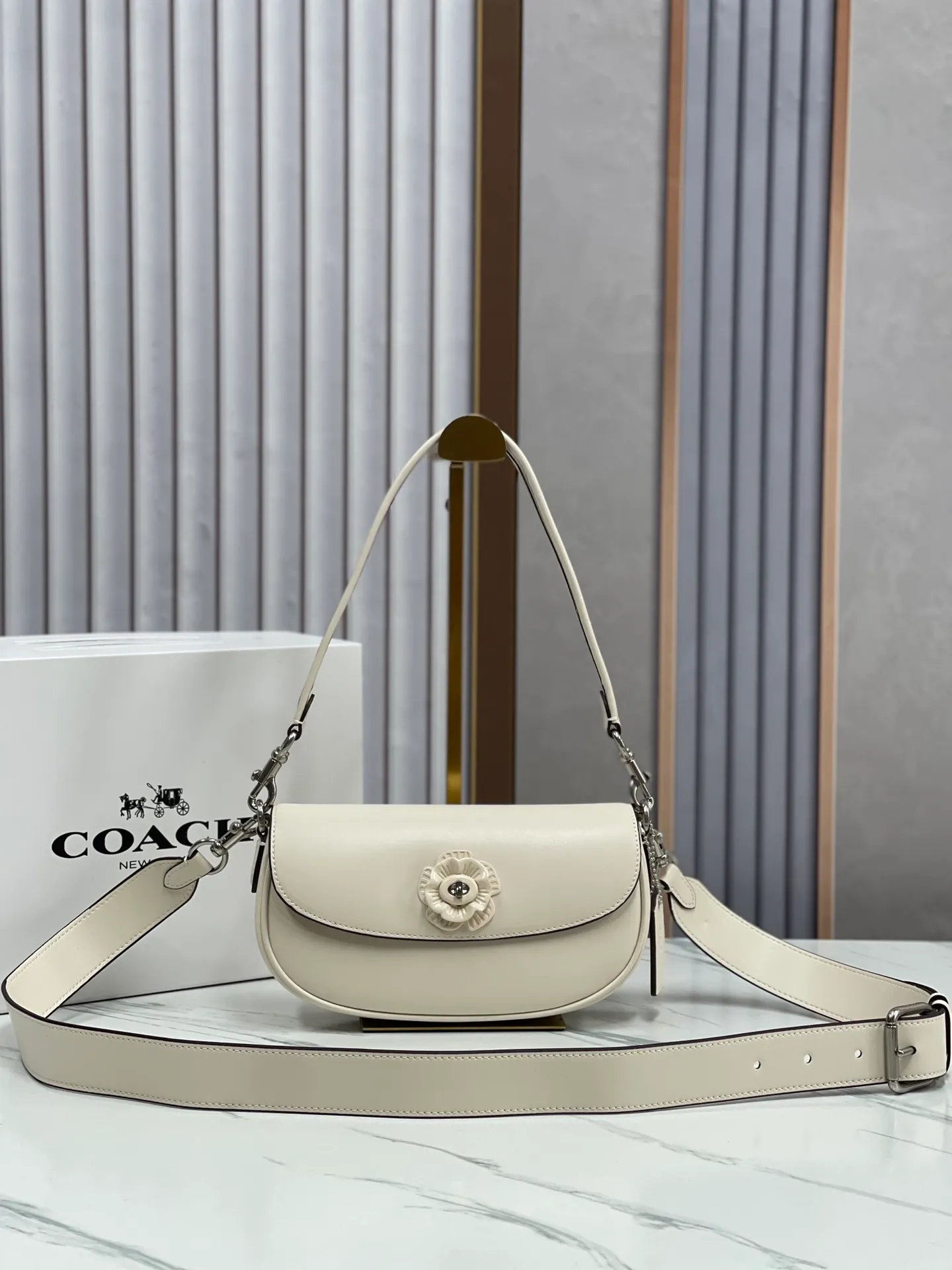 Batch 440💰coach/Coach new women's saddle bag model CU032 shoulder crossbody handbag HARLEY23 retro camellia lock bag armpit bag size: 22*13*5