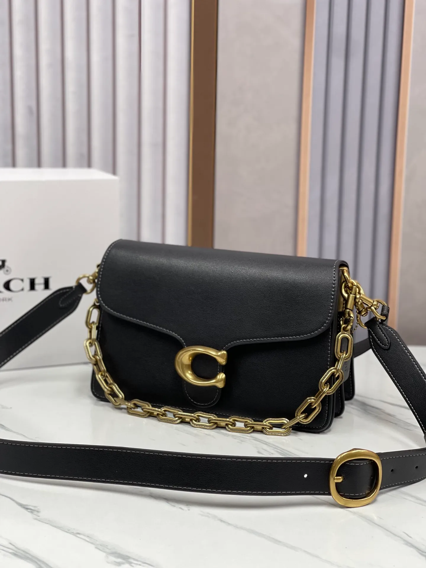 P500💰120 new product chaintabby model CAF5252 added internal compartment cover is soft and casual multi-layered super packaging super practical three shoulder straps and chains can create a variety of styles size 26:16.5*8.5