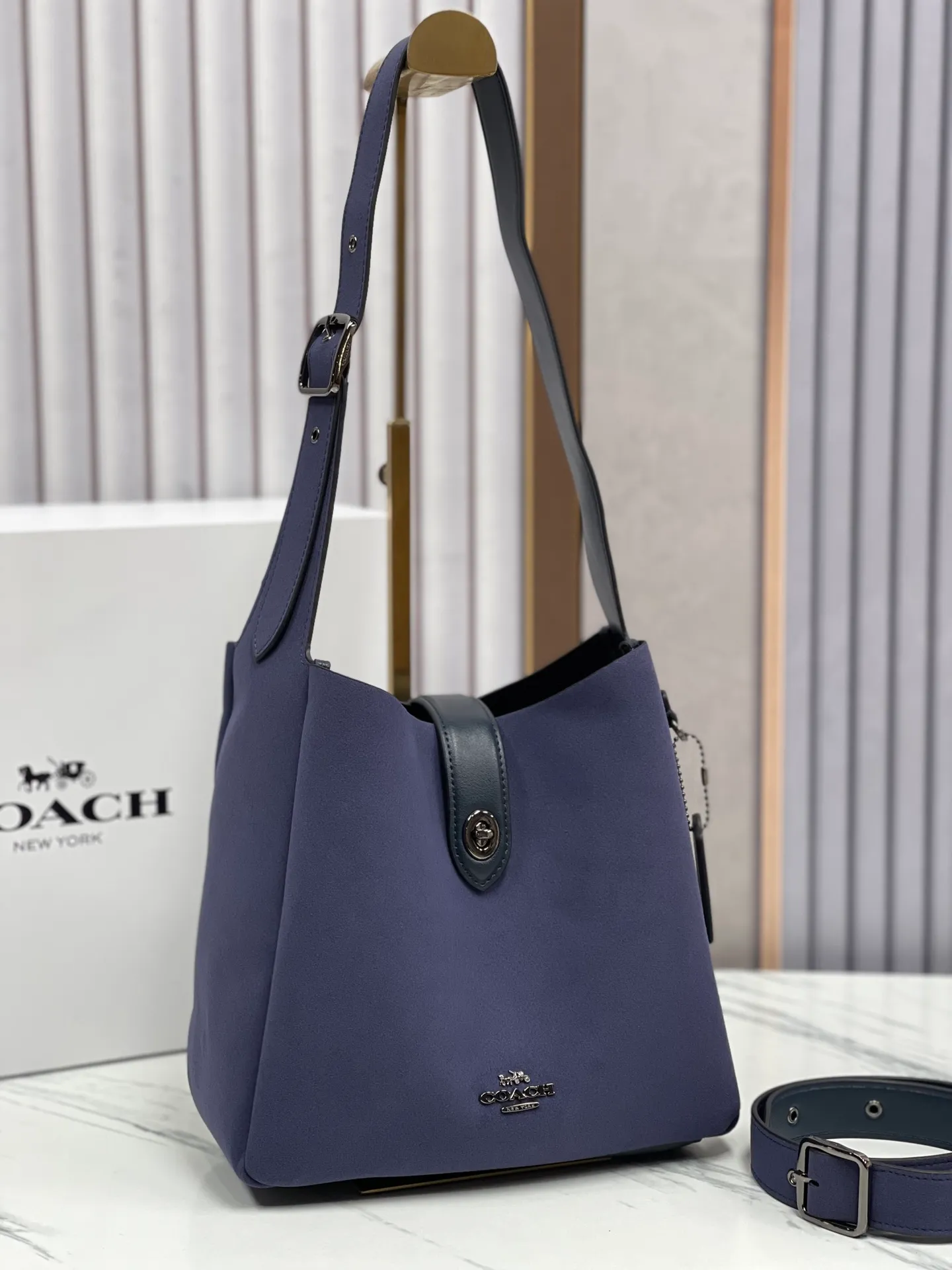 Top original order, batch 400💰Coach’s October new product Hadley is simply amazing. Classic C print, fashionable and versatile. Whether it is carried on the shoulder or cross-body, you can easily control various styles. How can you miss such a good product? Hadley Shoulder Bag Model No.: CW002 CW003 CW004 Size: 25-22-8cm