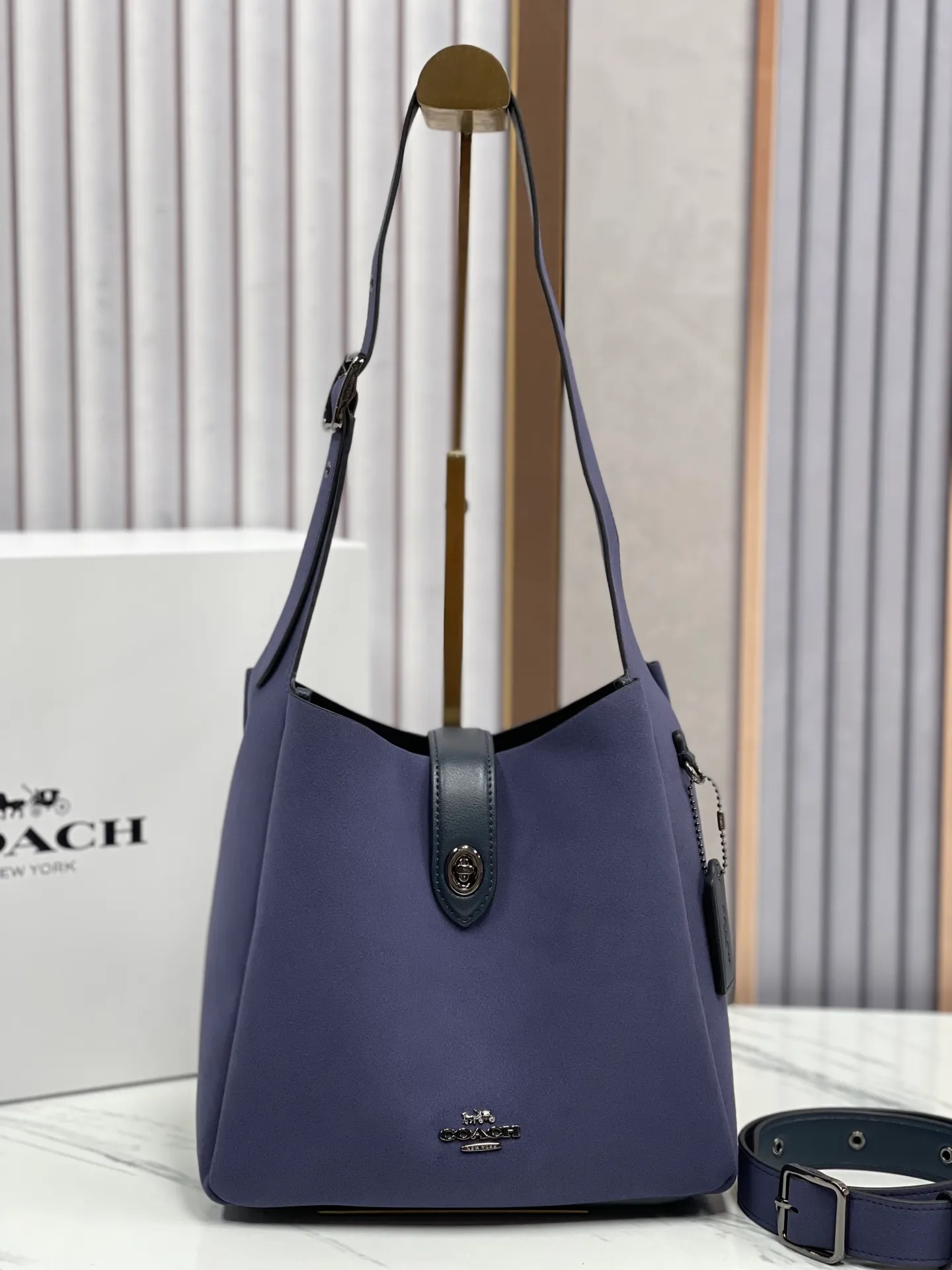 Top original order, batch 400💰Coach’s October new product Hadley is simply amazing. Classic C print, fashionable and versatile. Whether it is carried on the shoulder or cross-body, you can easily control various styles. How can you miss such a good product? Hadley Shoulder Bag Model No.: CW002 CW003 CW004 Size: 25-22-8cm