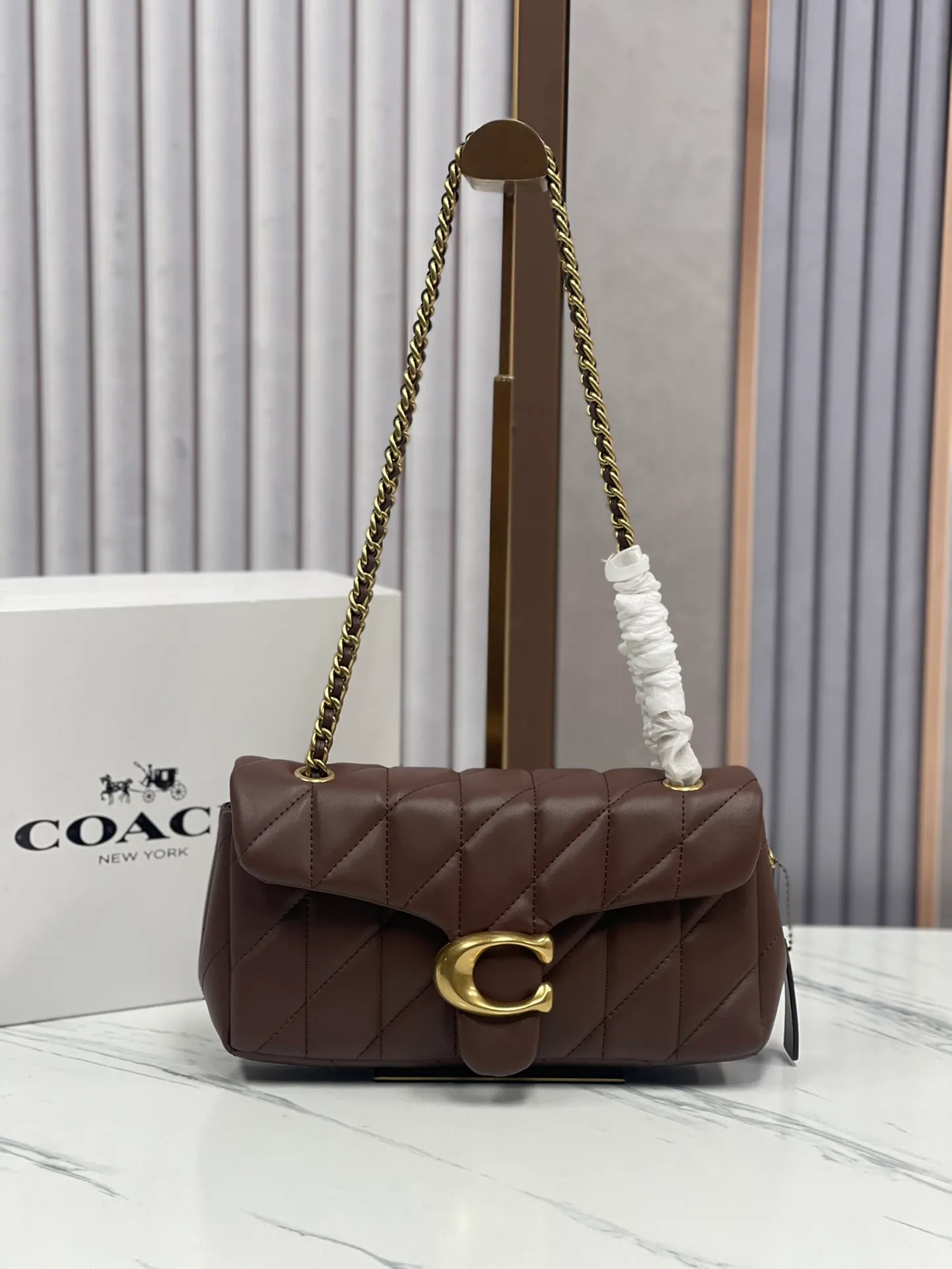 P480¥Coach/Coach new counter synchronized new products model CP400 Quilting Tabby chain tabby with quilting technology, cool dark buckle, low-key and high-end white/gold buckle. Choose a size and color you like. Size 26/15.