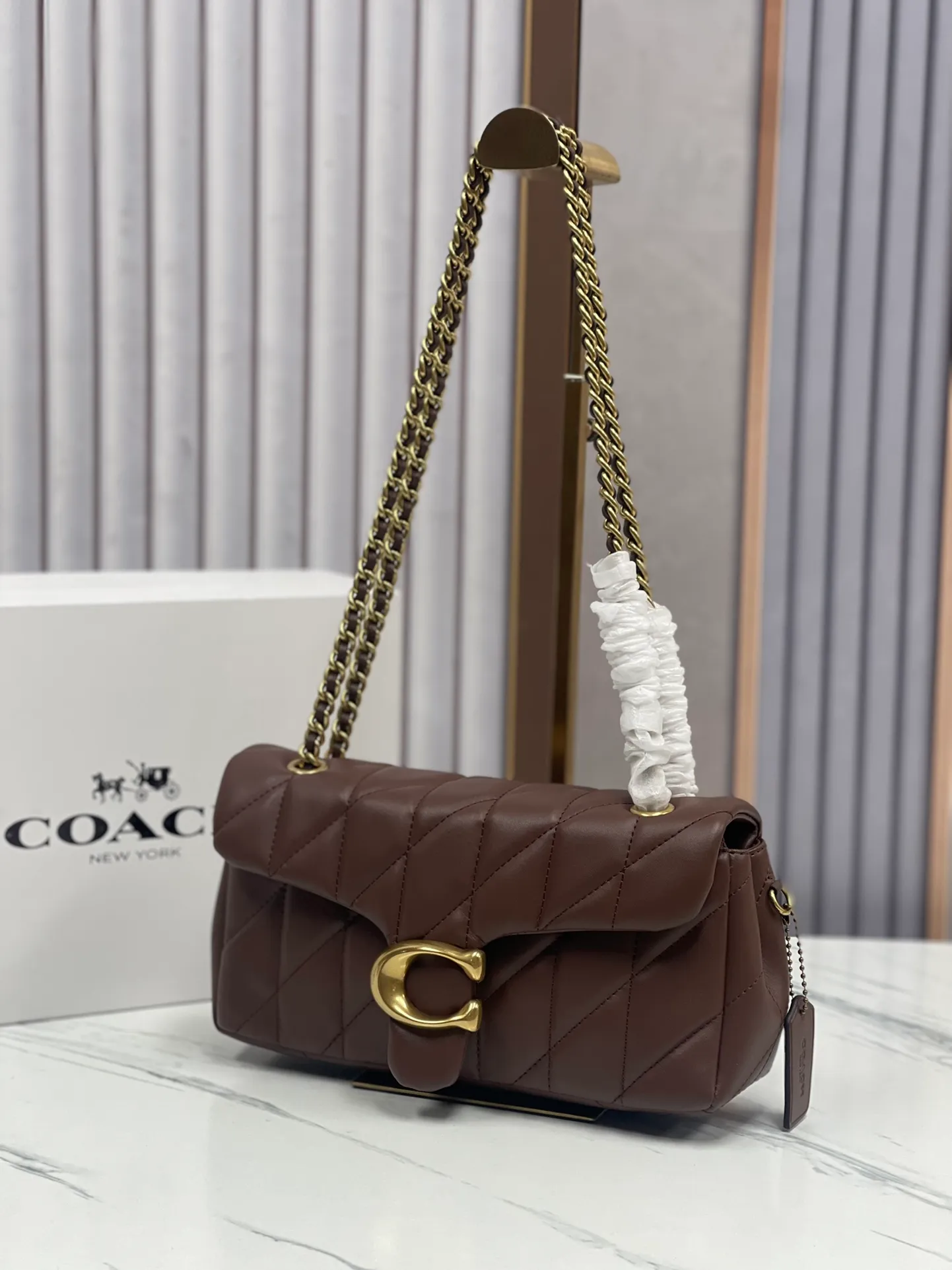 P480¥Coach/Coach new counter synchronized new products model CP400 Quilting Tabby chain tabby with quilting technology, cool dark buckle, low-key and high-end white/gold buckle. Choose a size and color you like. Size 26/15.