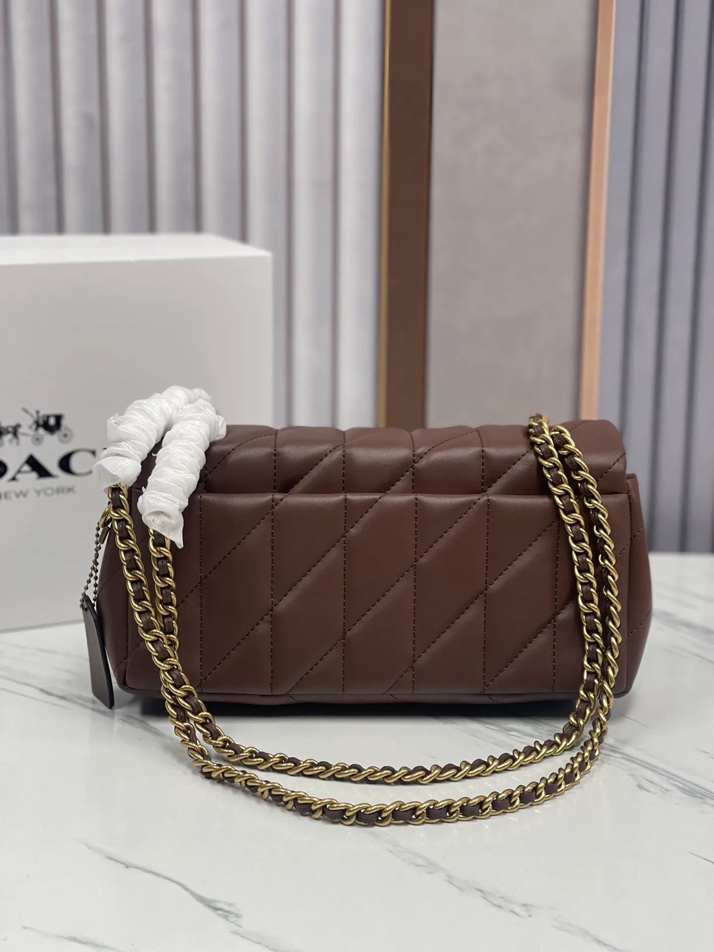 P480¥Coach/Coach new counter synchronized new products model CP400 Quilting Tabby chain tabby with quilting technology, cool dark buckle, low-key and high-end white/gold buckle. Choose a size and color you like. Size 26/15.