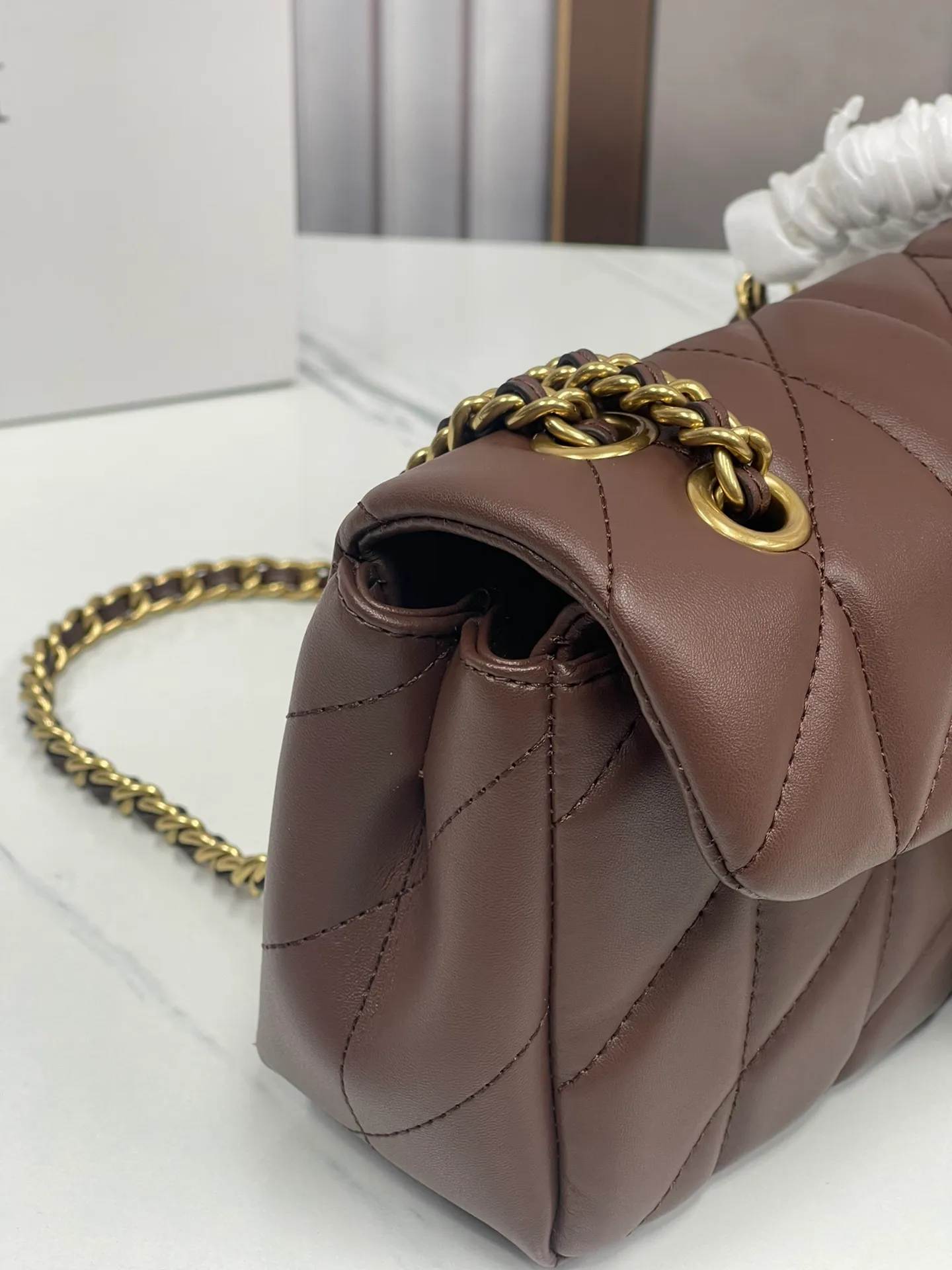 P480¥Coach/Coach new counter synchronized new products model CP400 Quilting Tabby chain tabby with quilting technology, cool dark buckle, low-key and high-end white/gold buckle. Choose a size and color you like. Size 26/15.