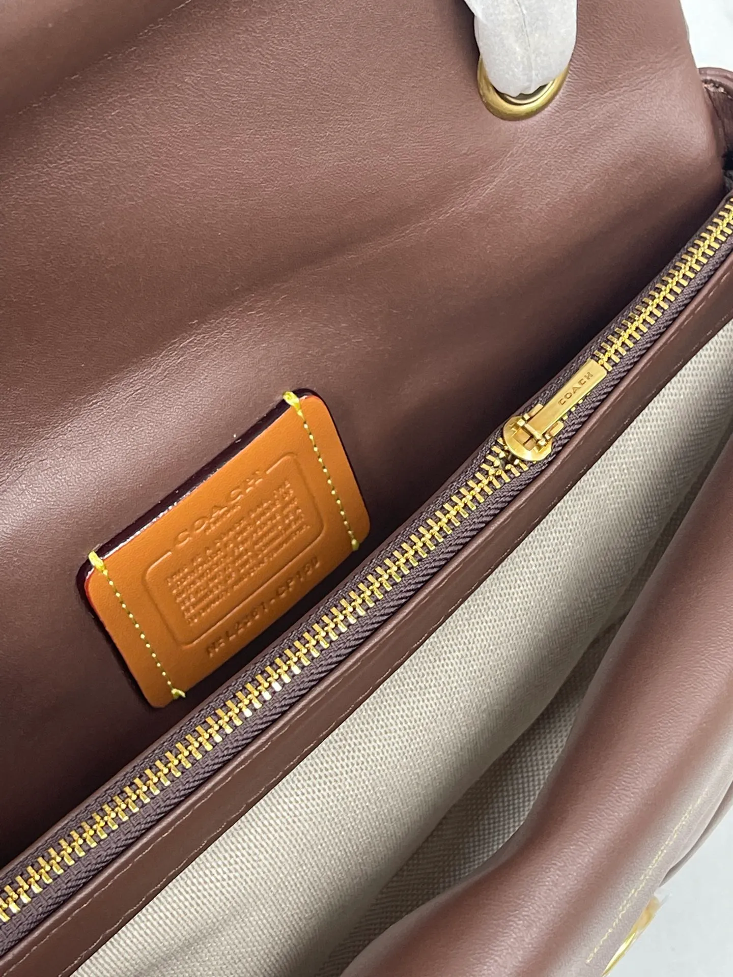 P480¥Coach/Coach new counter synchronized new products model CP400 Quilting Tabby chain tabby with quilting technology, cool dark buckle, low-key and high-end white/gold buckle. Choose a size and color you like. Size 26/15.
