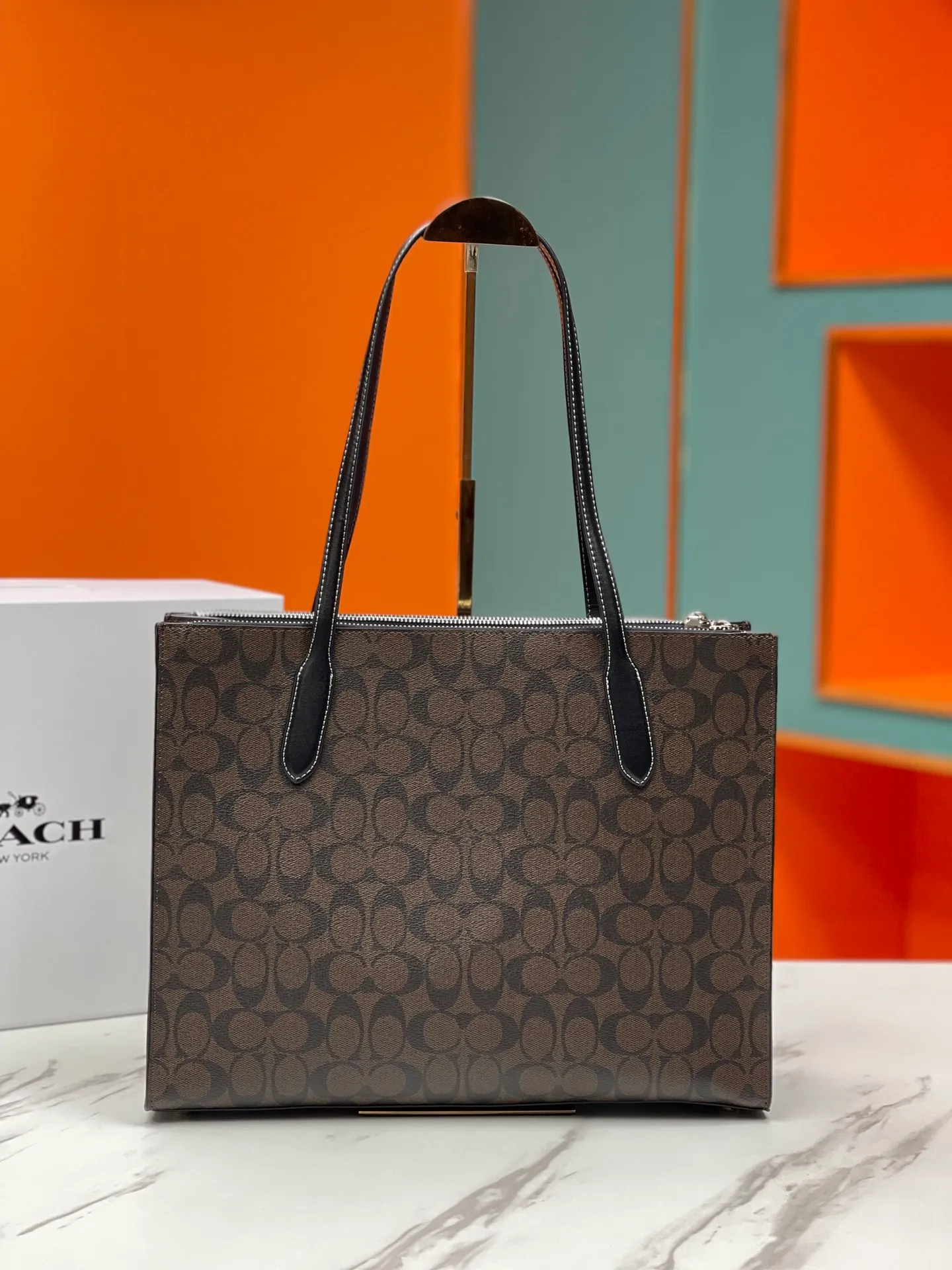 480💰COACH/Coach new model | August new product CL399. CL654Nina tote bag classic presbyopia commuting bag is suitable for Jimei commuting in the office. It is very versatile and classic. It has a large capacity and can easily accommodate all office needs. The canvas coating is scratch-resistant and wear-resistant, so you are not afraid of being easily injured! Two of the other three compartments have zippers, which facilitates the storage of items while ensuring safety. It is a truly practical tote. Size 36/28/8