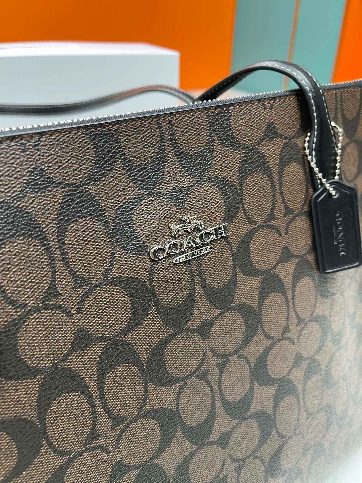 480💰COACH/Coach new model | August new product CL399. CL654Nina tote bag classic presbyopia commuting bag is suitable for Jimei commuting in the office. It is very versatile and classic. It has a large capacity and can easily accommodate all office needs. The canvas coating is scratch-resistant and wear-resistant, so you are not afraid of being easily injured! Two of the other three compartments have zippers, which facilitates the storage of items while ensuring safety. It is a truly practical tote. Size 36/28/8