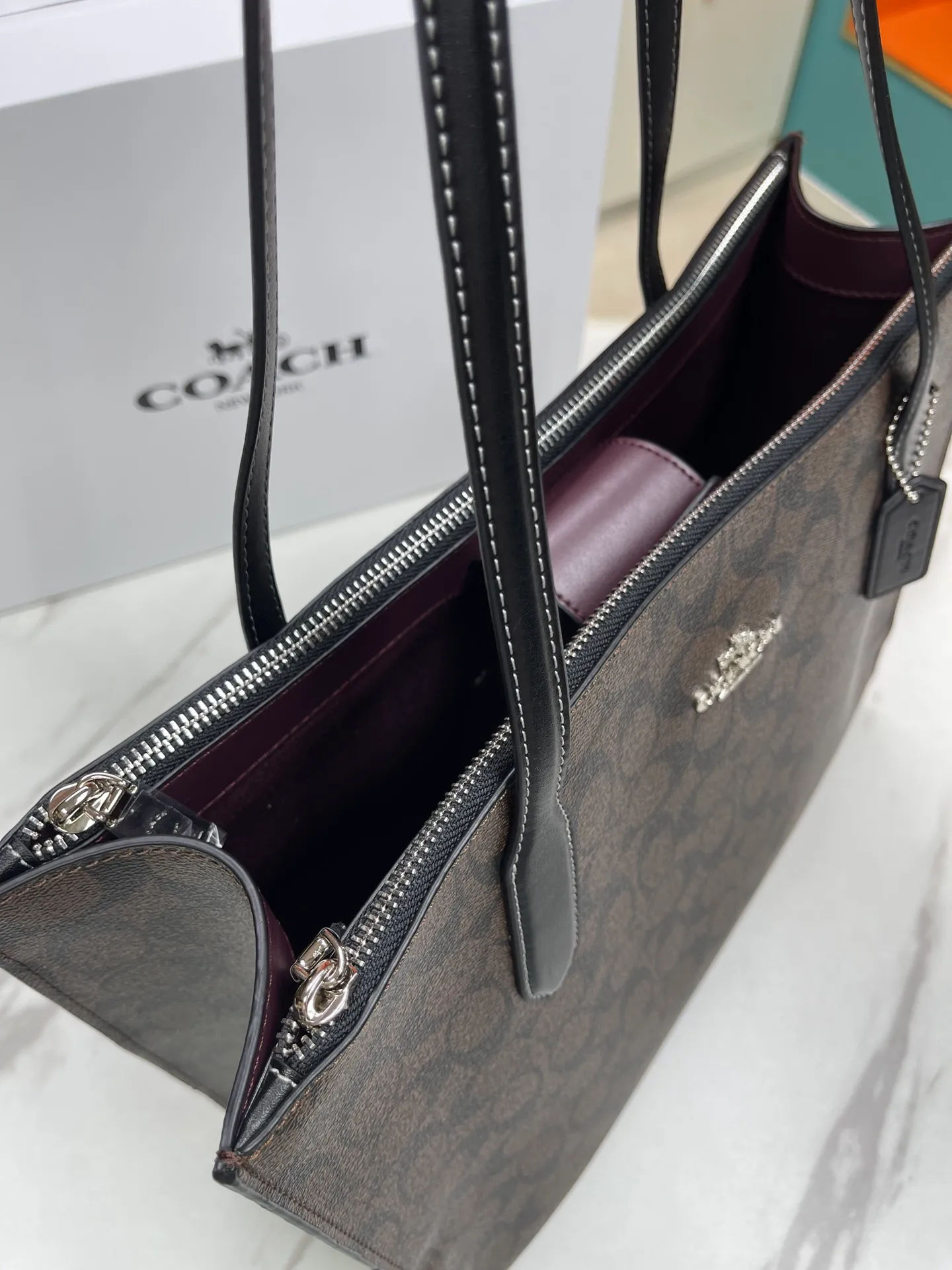 480💰COACH/Coach new model | August new product CL399. CL654Nina tote bag classic presbyopia commuting bag is suitable for Jimei commuting in the office. It is very versatile and classic. It has a large capacity and can easily accommodate all office needs. The canvas coating is scratch-resistant and wear-resistant, so you are not afraid of being easily injured! Two of the other three compartments have zippers, which facilitates the storage of items while ensuring safety. It is a truly practical tote. Size 36/28/8