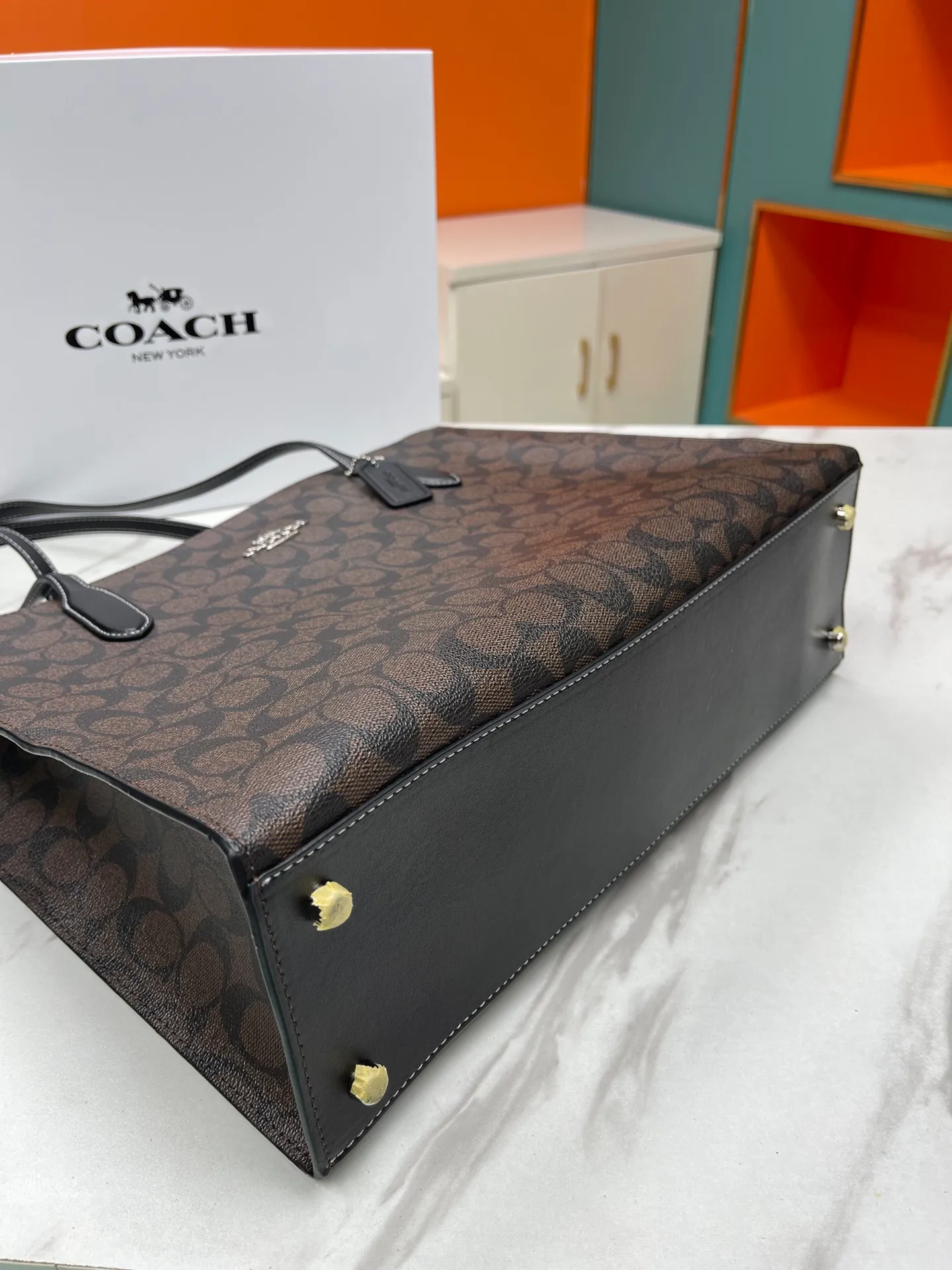 480💰COACH/Coach new model | August new product CL399. CL654Nina tote bag classic presbyopia commuting bag is suitable for Jimei commuting in the office. It is very versatile and classic. It has a large capacity and can easily accommodate all office needs. The canvas coating is scratch-resistant and wear-resistant, so you are not afraid of being easily injured! Two of the other three compartments have zippers, which facilitates the storage of items while ensuring safety. It is a truly practical tote. Size 36/28/8
