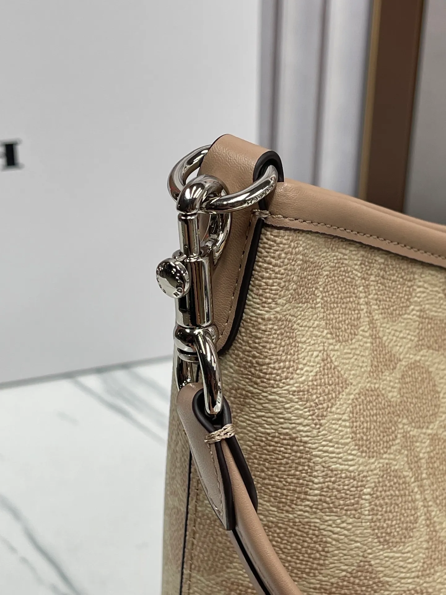 Top original order, batch 420💰Koujia counter synchronization. New underarm bag Laurela single shoulder crossbody portable hobo bag Style number: CV975 Size: 28-18-11cm