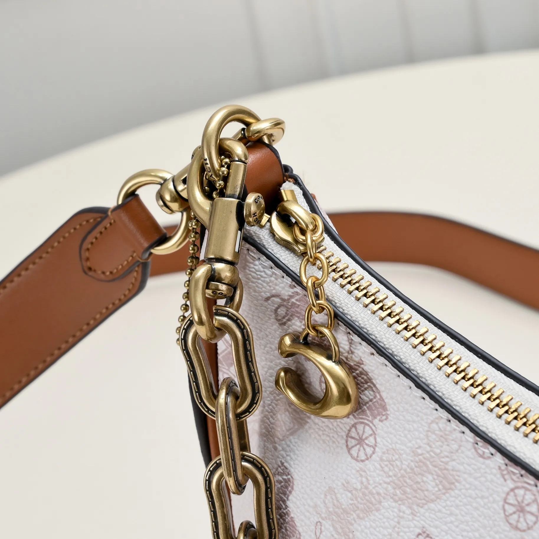 P360 [Top original order] CM584 Kou's new mira crescent bag has a proper temperament on the upper body, using a retro brushed brass chain ~ full of texture. Two shoulder straps can be worn cross-body under the arm, and the two styles can be switched at will. Size:23.5*16*6.5cm