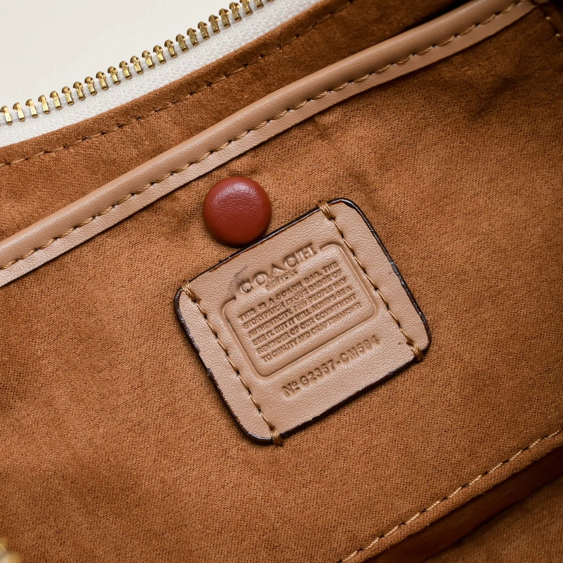 P360 [Top original order] CM584 Kou's new mira crescent bag has a proper temperament on the upper body, using a retro brushed brass chain ~ full of texture. Two shoulder straps can be worn cross-body under the arm, and the two styles can be switched at will. Size:23.5*16*6.5cm
