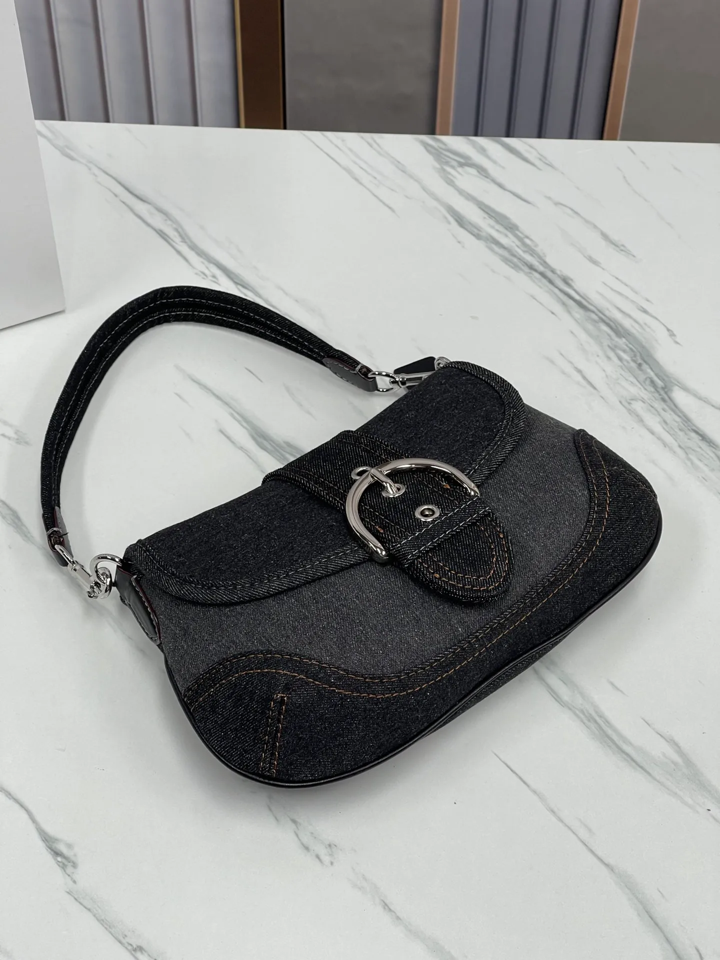 Batch 480💰Coach/Coach’s new Soho model CR737 armpit bag. This pea bag looks so good, it’s American retro, and you can’t miss the must-have second-hand bag type for hot girls. 26×18,