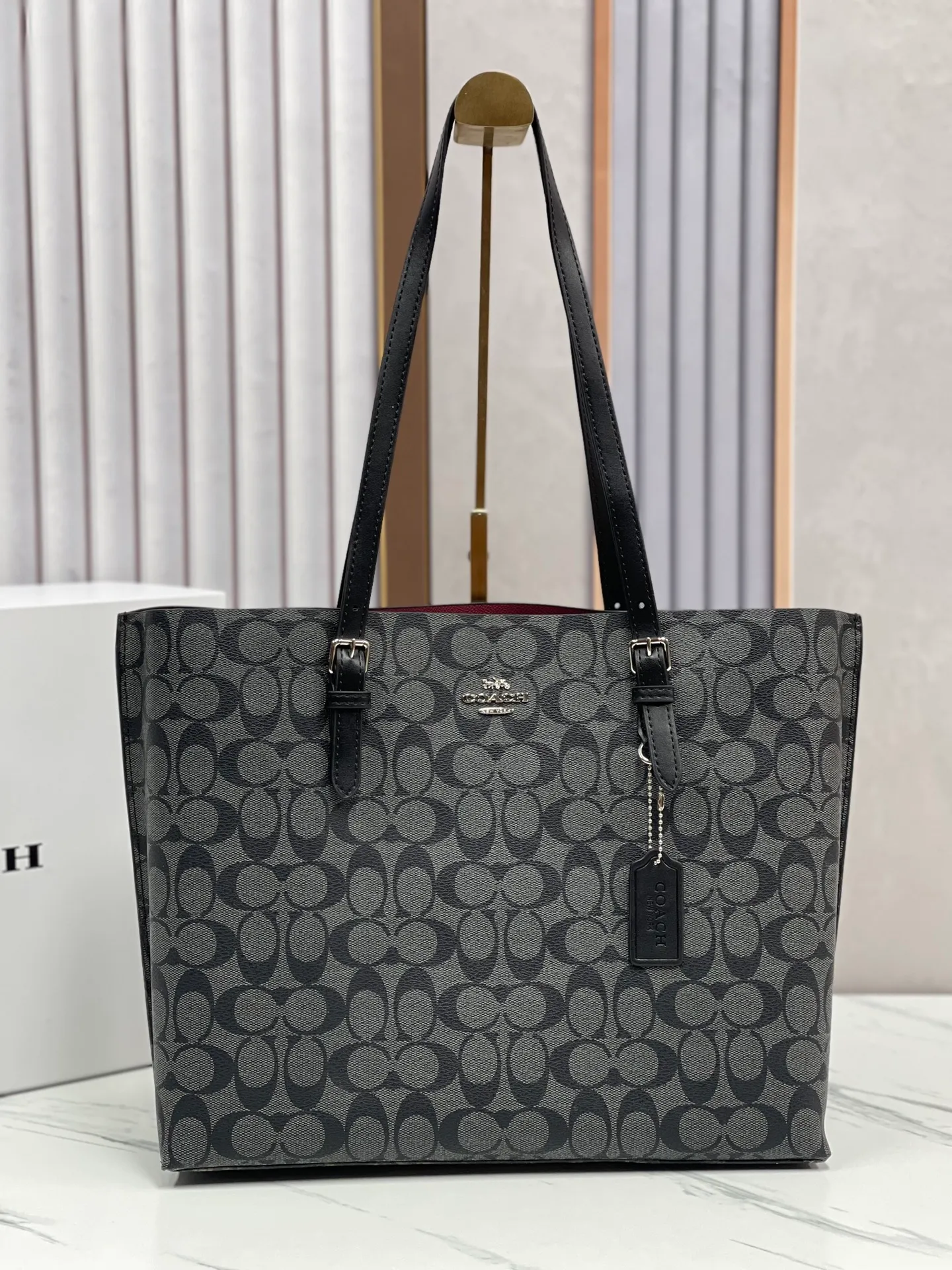 Top original order batch 440¥ Coach counter model mollie tote series, model 1665 New tote bag, the latest style, with compartments and zippers, convenient and private, it will make you consciously classify and load. New bag appearance, large capacity, original opening. Size approximately 34/13/28,