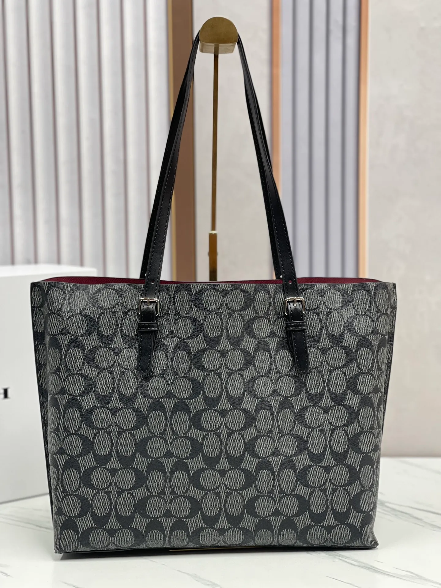 Top original order batch 440¥ Coach counter model mollie tote series, model 1665 New tote bag, the latest style, with compartments and zippers, convenient and private, it will make you consciously classify and load. New bag appearance, large capacity, original opening. Size approximately 34/13/28,