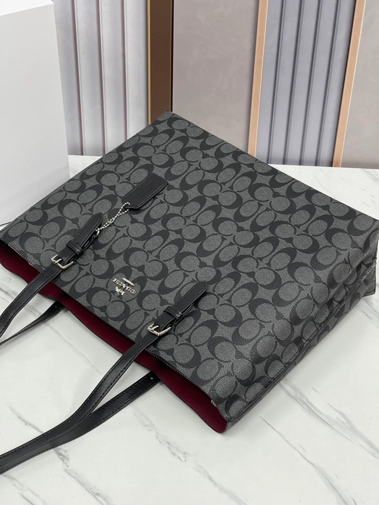 Top original order batch 440¥ Coach counter model mollie tote series, model 1665 New tote bag, the latest style, with compartments and zippers, convenient and private, it will make you consciously classify and load. New bag appearance, large capacity, original opening. Size approximately 34/13/28,