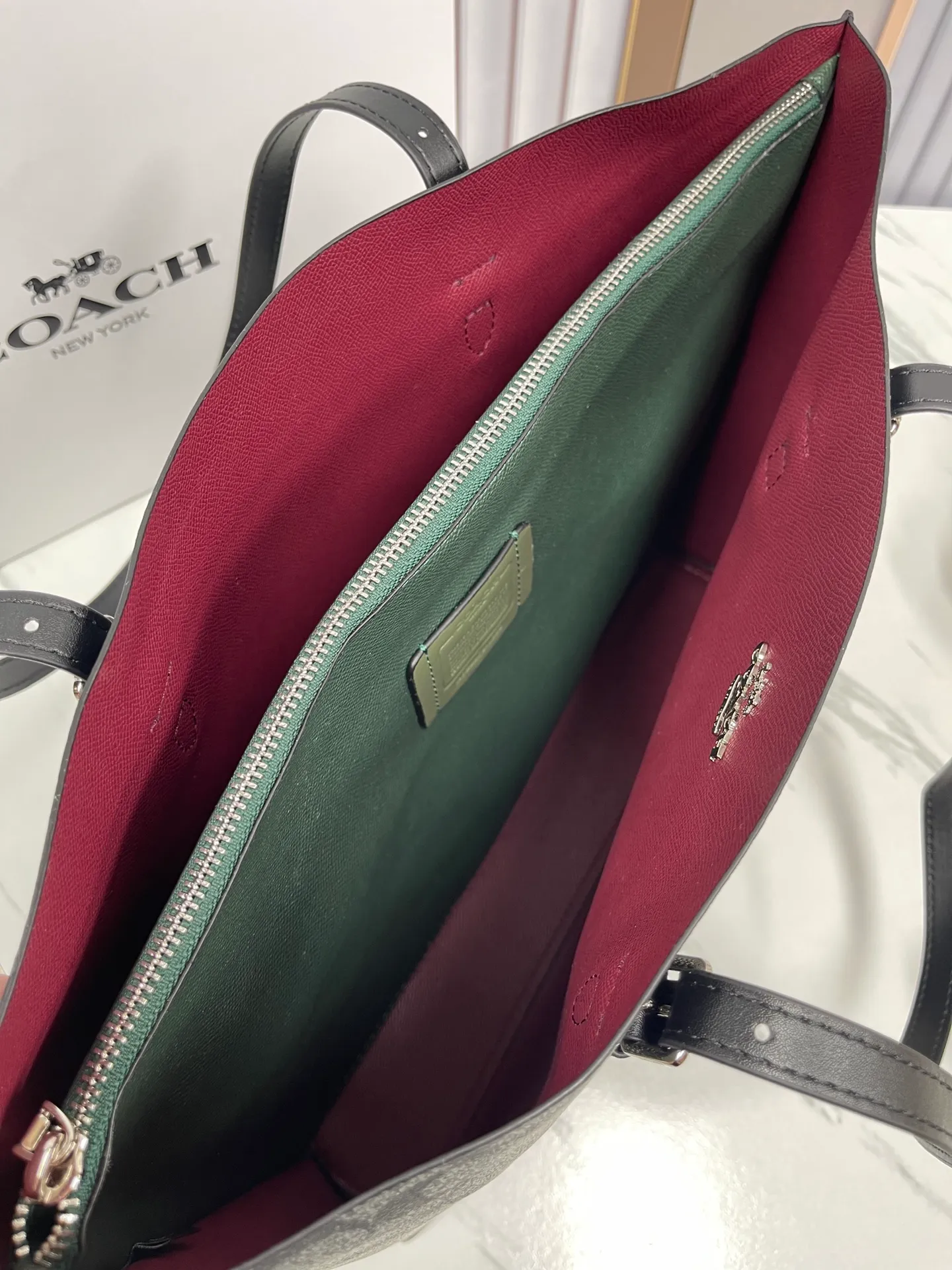 Top original order batch 440¥ Coach counter model mollie tote series, model 1665 New tote bag, the latest style, with compartments and zippers, convenient and private, it will make you consciously classify and load. New bag appearance, large capacity, original opening. Size approximately 34/13/28,