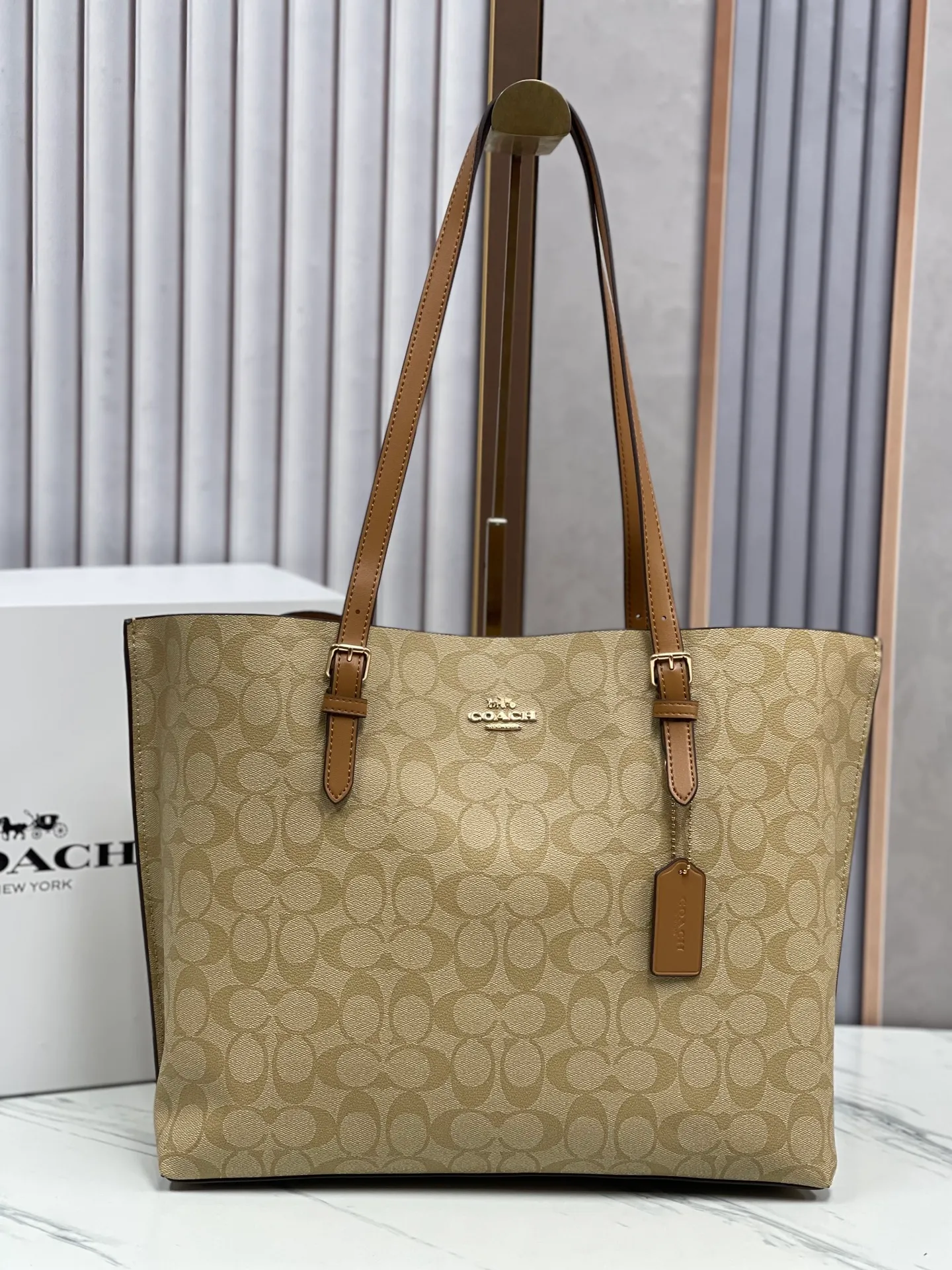 P440¥Coach’s counter model mollie tote series, model 1665, the new tote bag, the latest style, with compartments and zippers, convenient and private, and will make you consciously load them in categories. New bag appearance, large capacity, original opening. Size approximately 34/13/28,