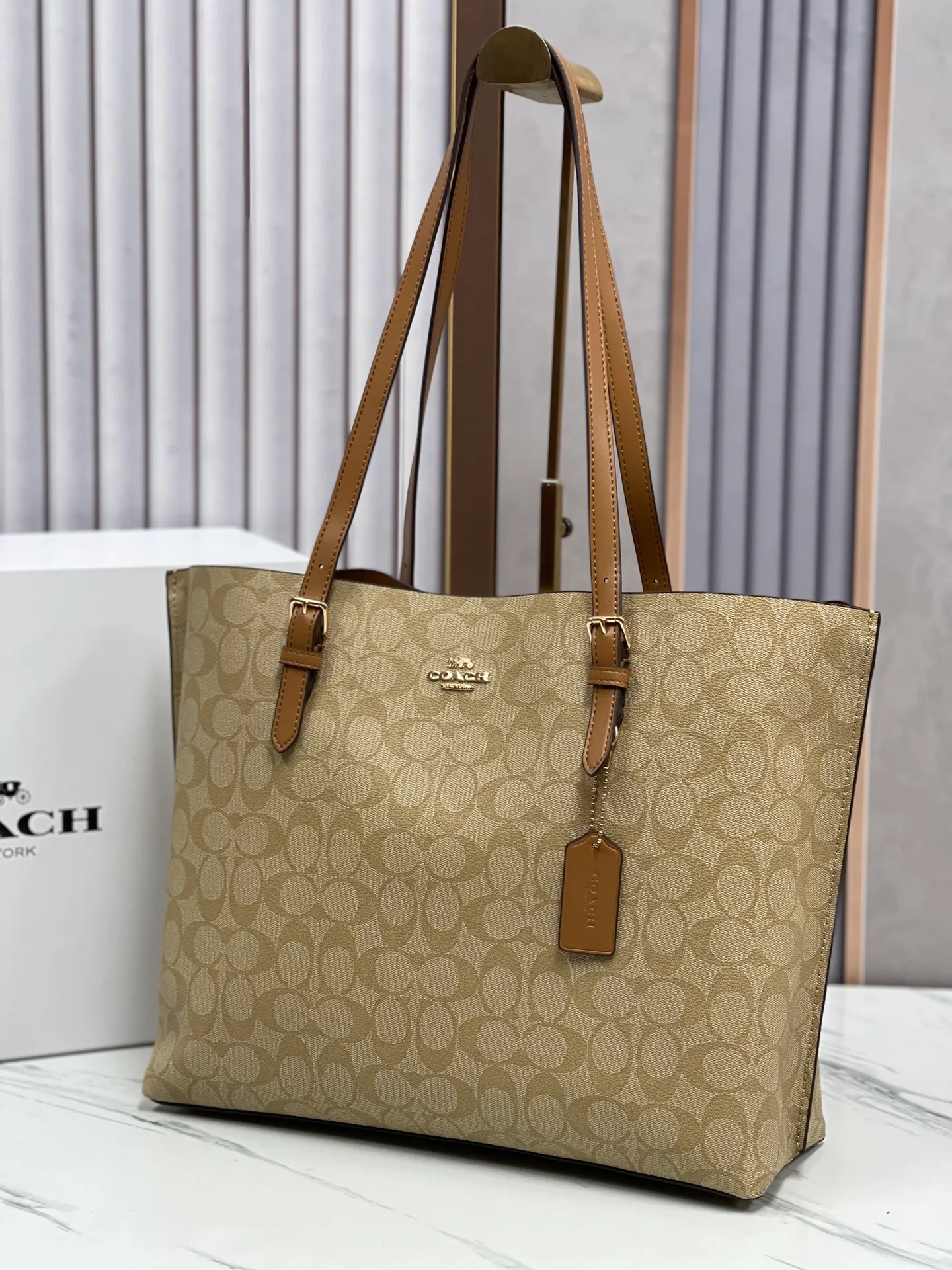 P440¥Coach’s counter model mollie tote series, model 1665, the new tote bag, the latest style, with compartments and zippers, convenient and private, and will make you consciously load them in categories. New bag appearance, large capacity, original opening. Size approximately 34/13/28,