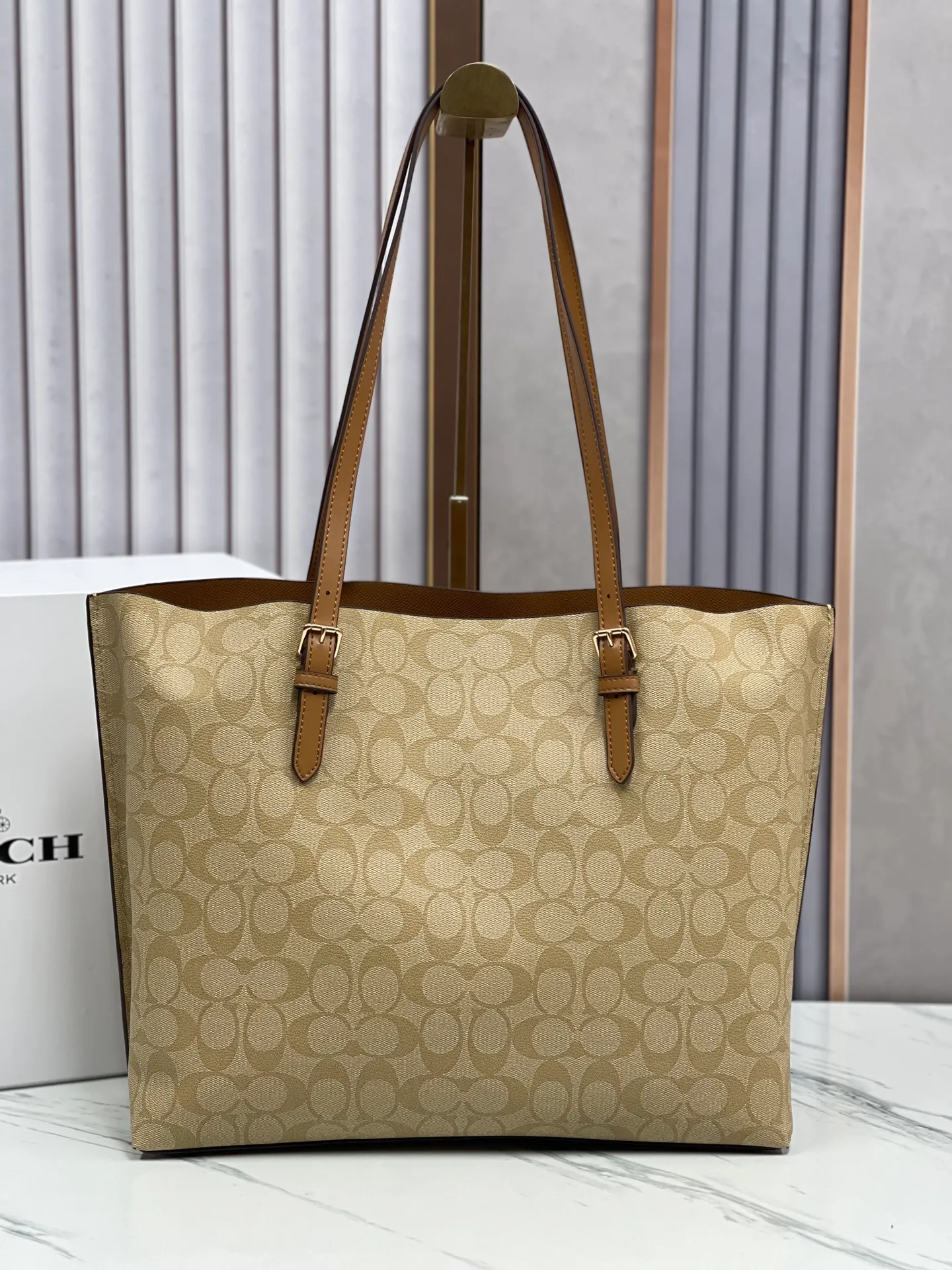 P440¥Coach’s counter model mollie tote series, model 1665, the new tote bag, the latest style, with compartments and zippers, convenient and private, and will make you consciously load them in categories. New bag appearance, large capacity, original opening. Size approximately 34/13/28,
