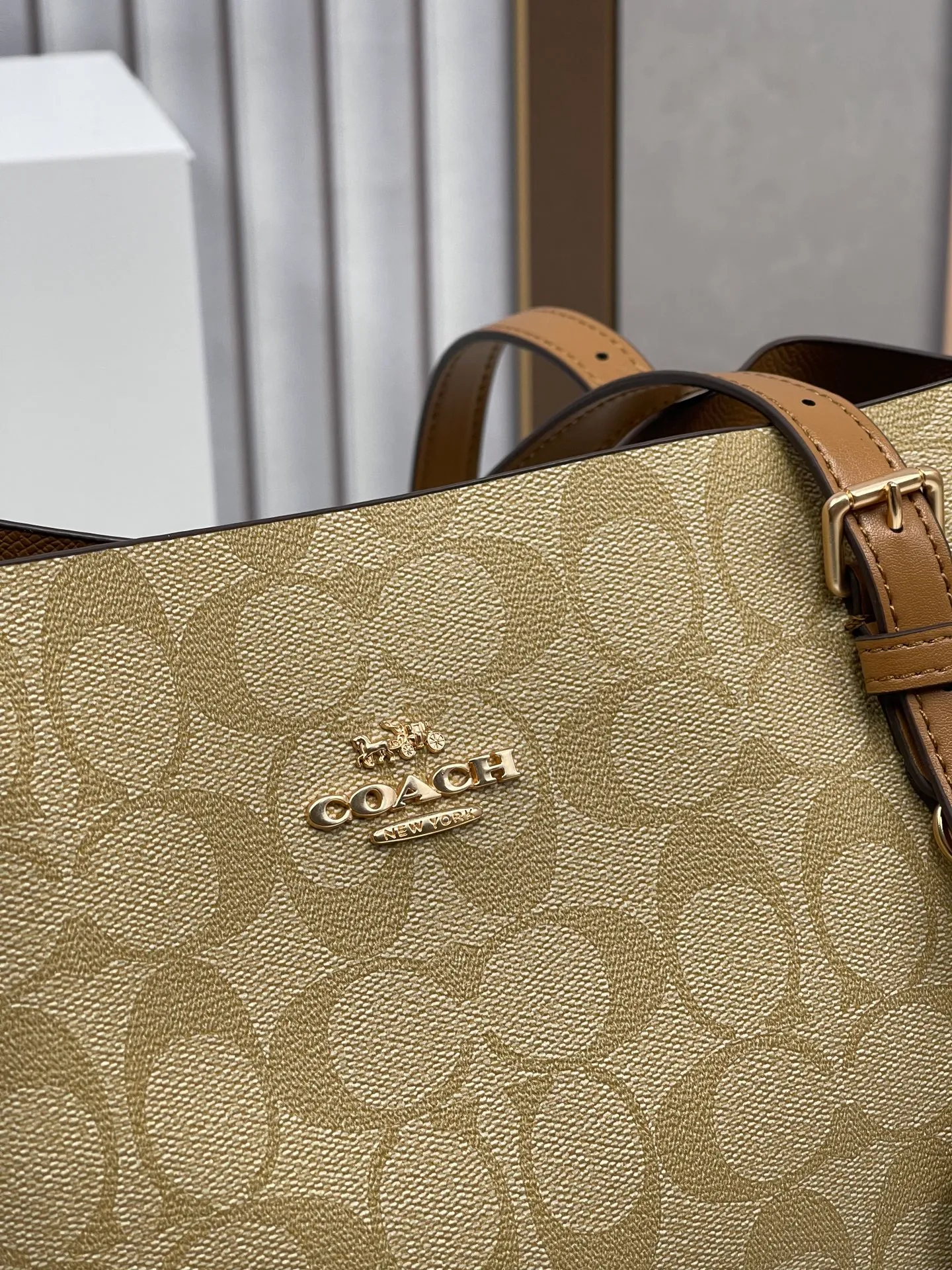 P440¥Coach’s counter model mollie tote series, model 1665, the new tote bag, the latest style, with compartments and zippers, convenient and private, and will make you consciously load them in categories. New bag appearance, large capacity, original opening. Size approximately 34/13/28,