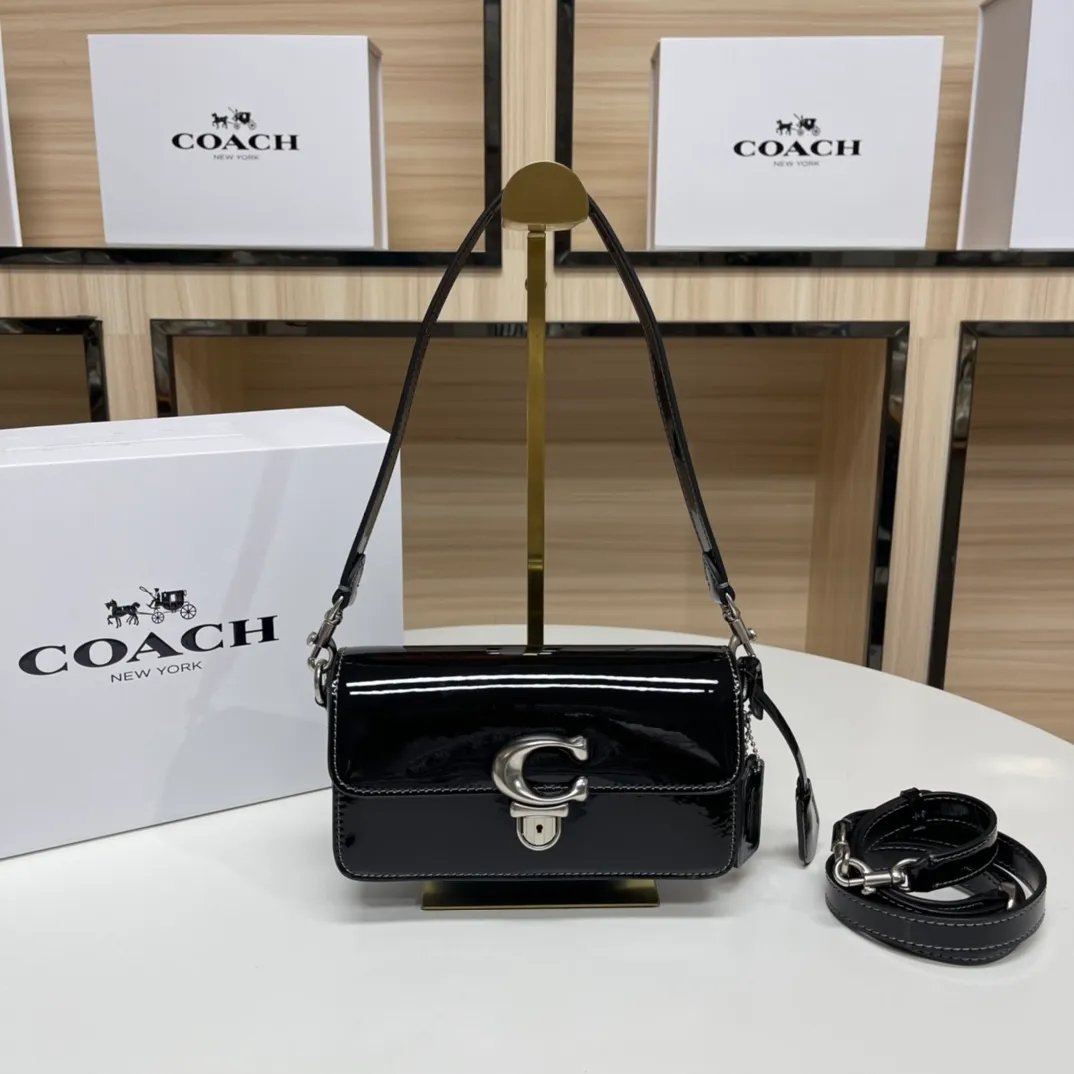 Top original order batch 480💰Coach/Coach new NEw new baguette bag Studio 20 patent leather! [Rose] model cE761 new baguette bag patent leather mirror bag, Studio20 girl bright eye I like it~ the red and black are very atmospheric This patent leather has a good texture and the gloss is not ordinary Size 20/10/6.5[Fireworks][Fireworks]