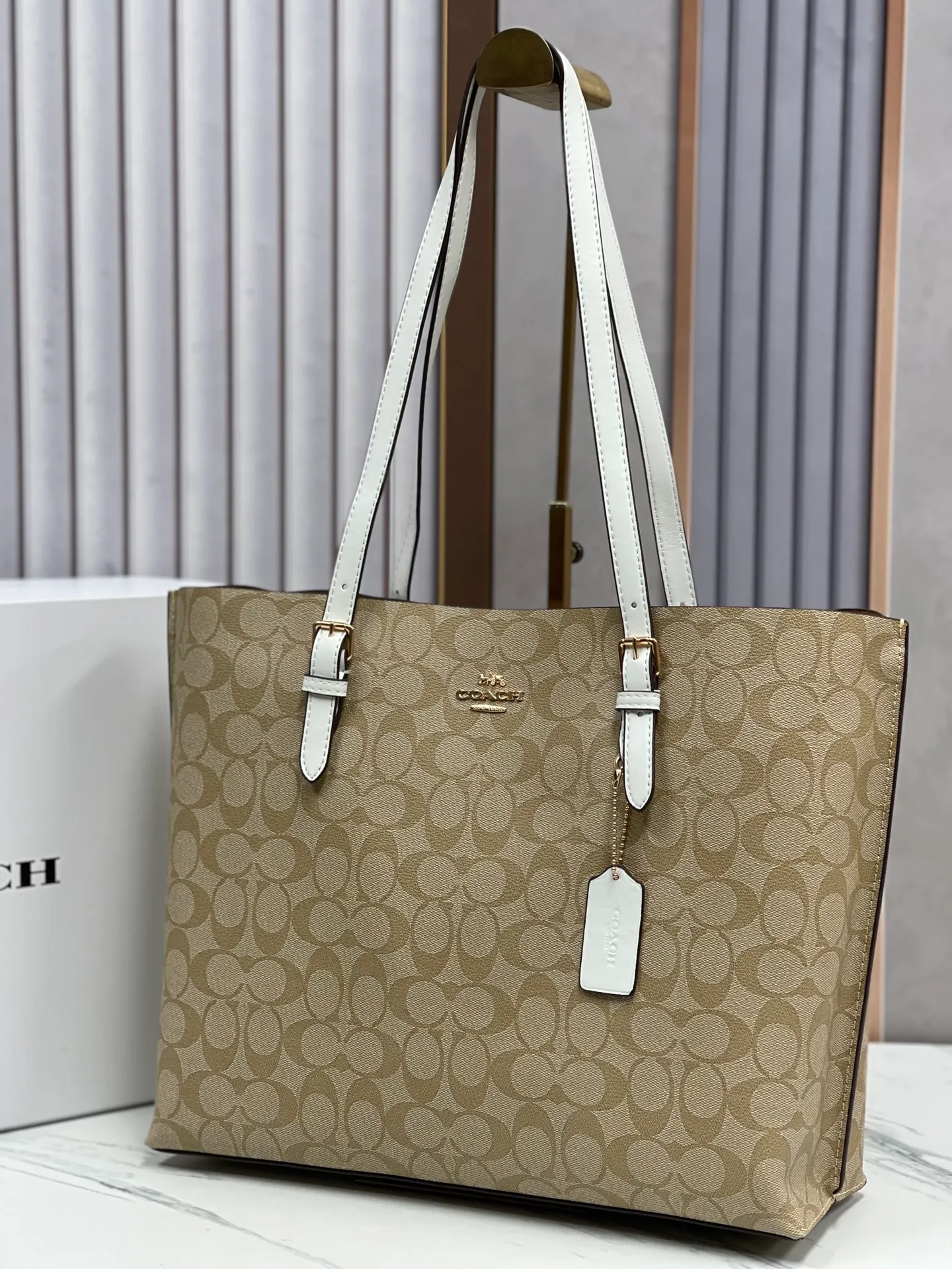 P440¥Coach’s counter model mollie tote series, model 1665, the new tote bag, the latest style, with compartments and zippers, convenient and private, and will make you consciously load them in categories. New bag appearance, large capacity, original opening. Size approximately 34/13/28,
