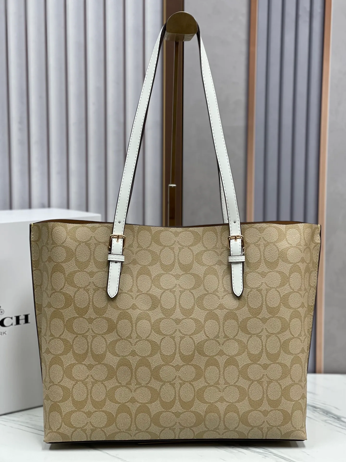 P440¥Coach’s counter model mollie tote series, model 1665, the new tote bag, the latest style, with compartments and zippers, convenient and private, and will make you consciously load them in categories. New bag appearance, large capacity, original opening. Size approximately 34/13/28,