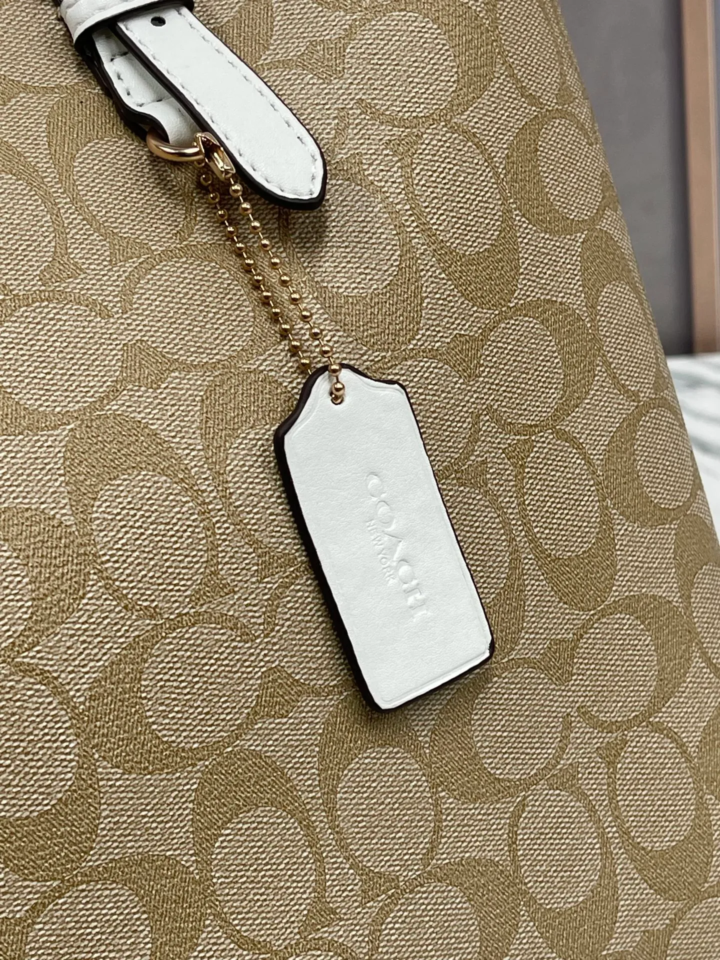 P440¥Coach’s counter model mollie tote series, model 1665, the new tote bag, the latest style, with compartments and zippers, convenient and private, and will make you consciously load them in categories. New bag appearance, large capacity, original opening. Size approximately 34/13/28,