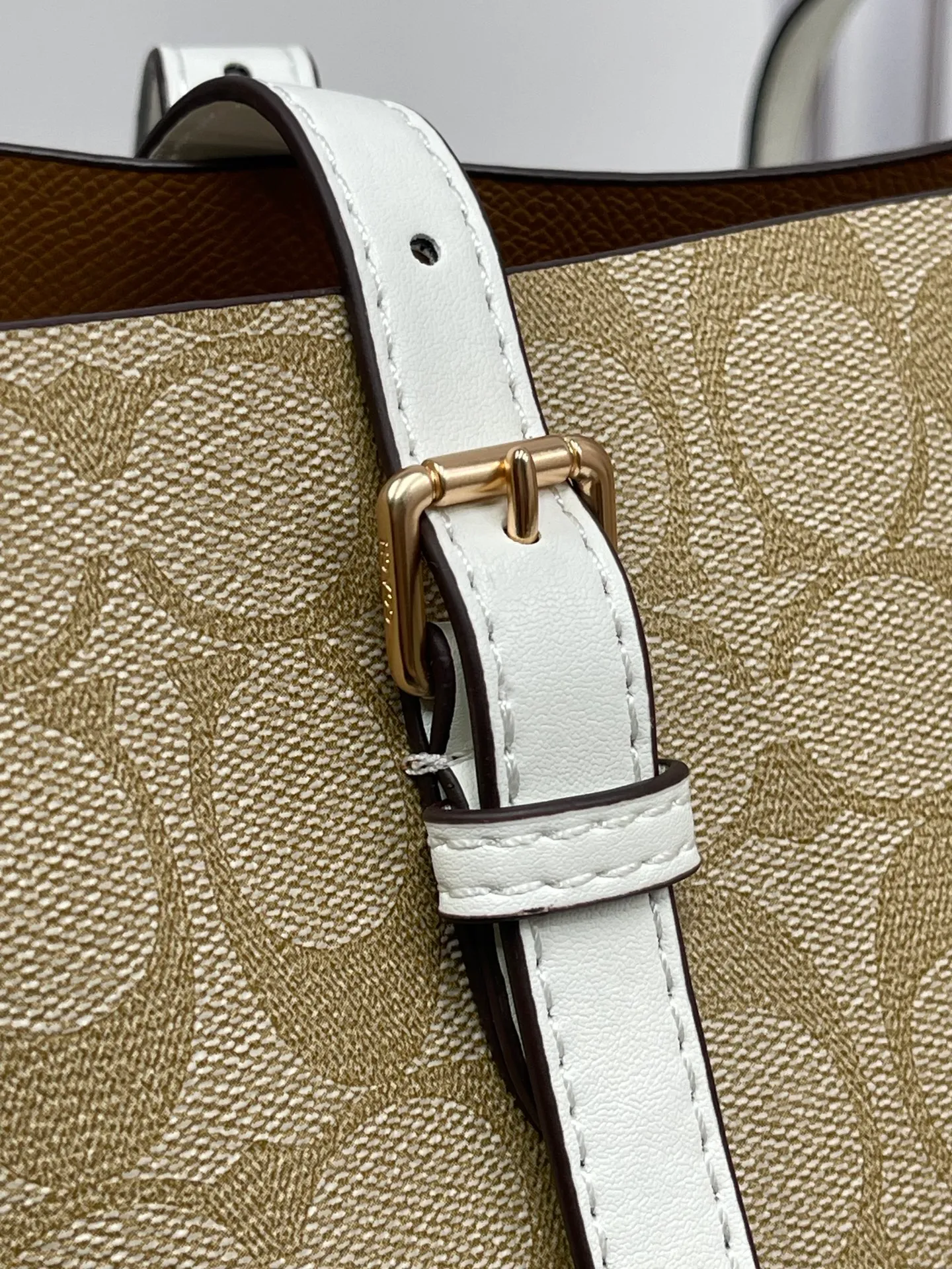 P440¥Coach’s counter model mollie tote series, model 1665, the new tote bag, the latest style, with compartments and zippers, convenient and private, and will make you consciously load them in categories. New bag appearance, large capacity, original opening. Size approximately 34/13/28,