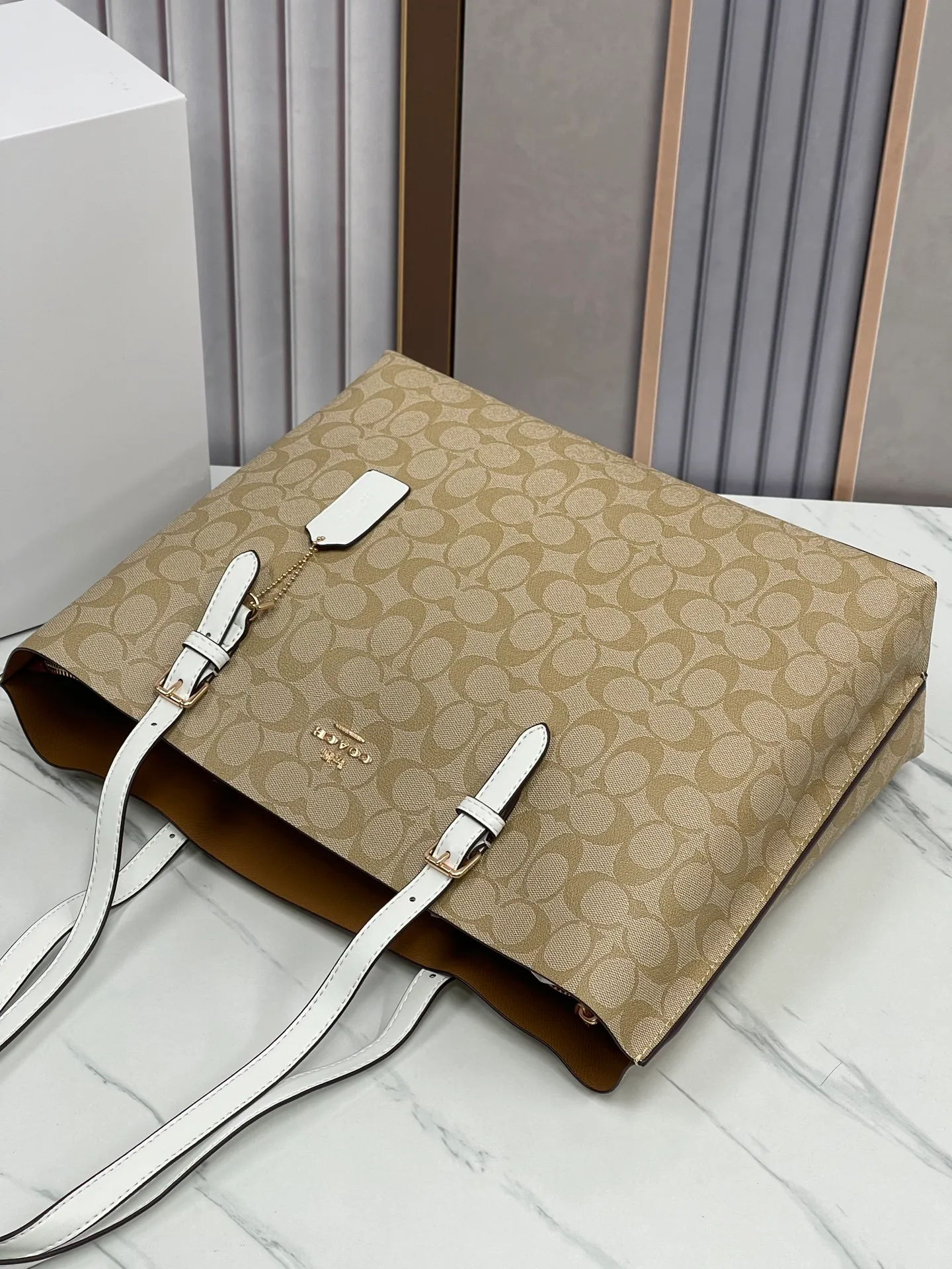 P440¥Coach’s counter model mollie tote series, model 1665, the new tote bag, the latest style, with compartments and zippers, convenient and private, and will make you consciously load them in categories. New bag appearance, large capacity, original opening. Size approximately 34/13/28,
