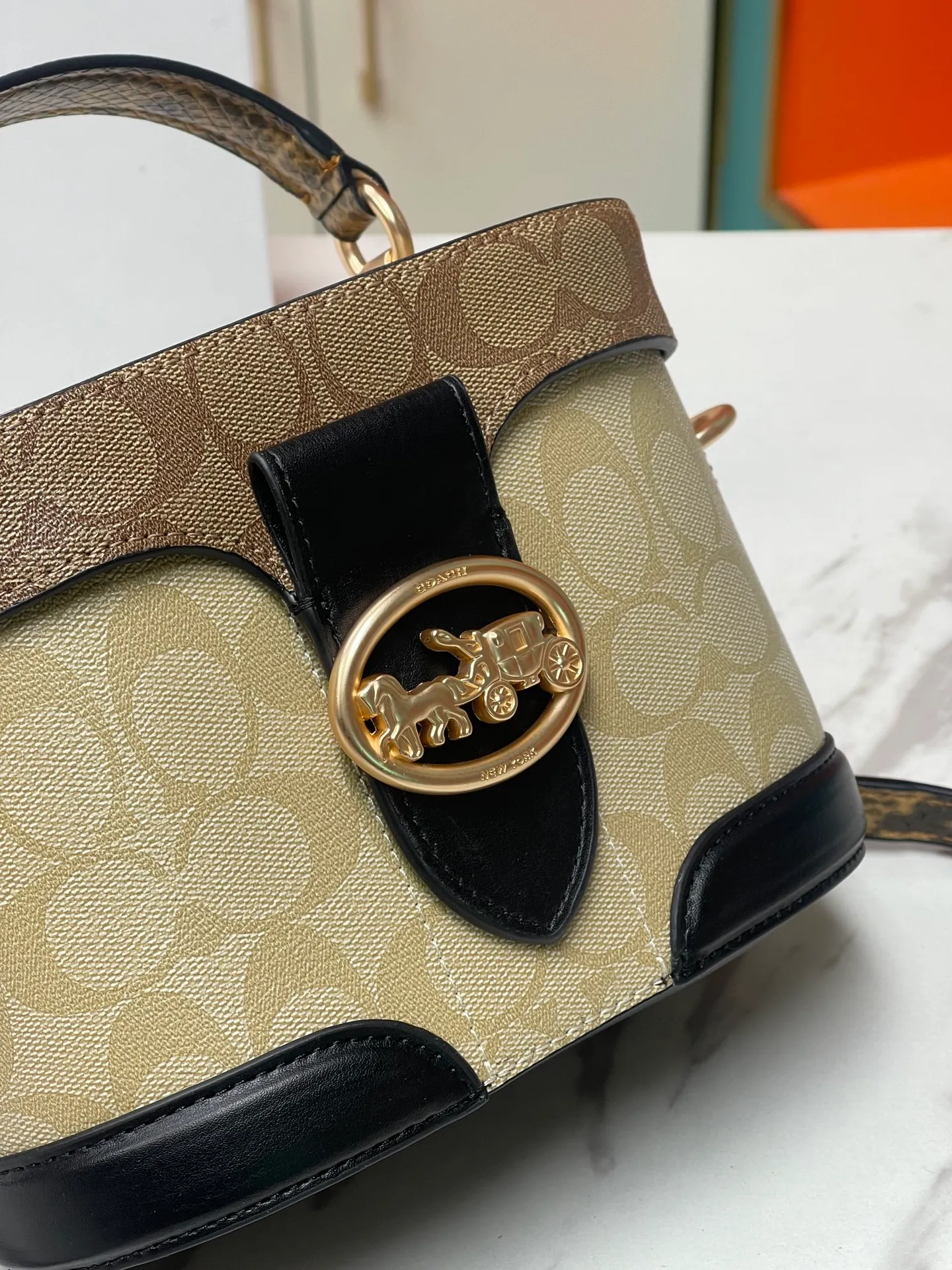 Top original order batch 480💰 coach/Coach new model💃model 5504 cosmetic bag presbyopic splicing style. Fashionable and versatile. Fresh and cute. Dimensions: width 20X height 14X11.5. 🌸