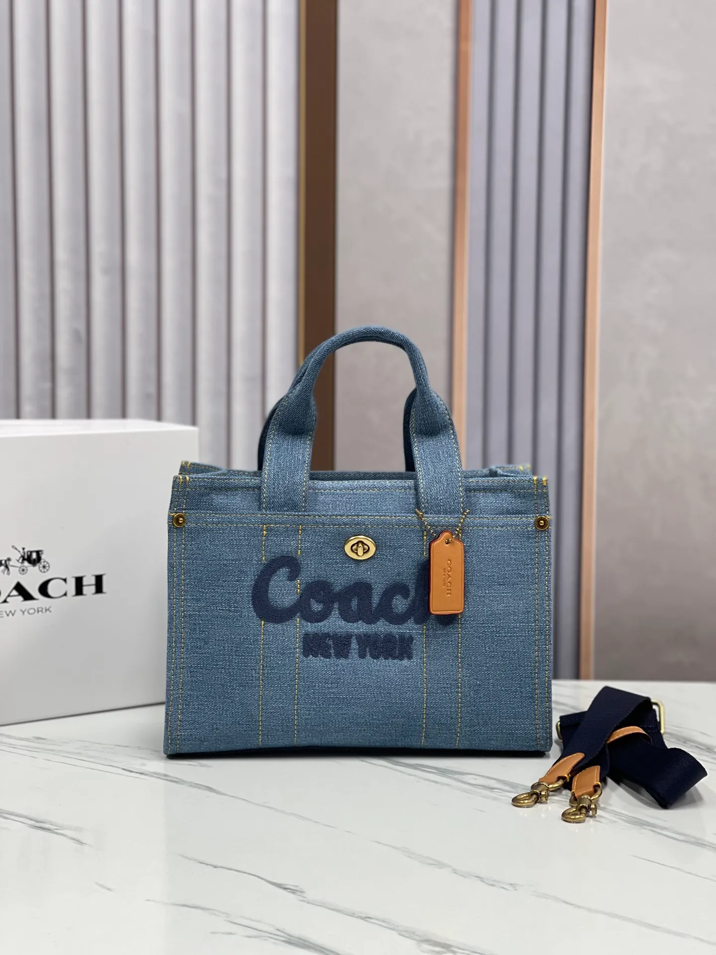 Top original order batch 470💰Coach/Coach new April new model CR659 Cargo tote canvas crossbody tote bag shoulder bag women's bag shopping bag. Size 26.19.13,