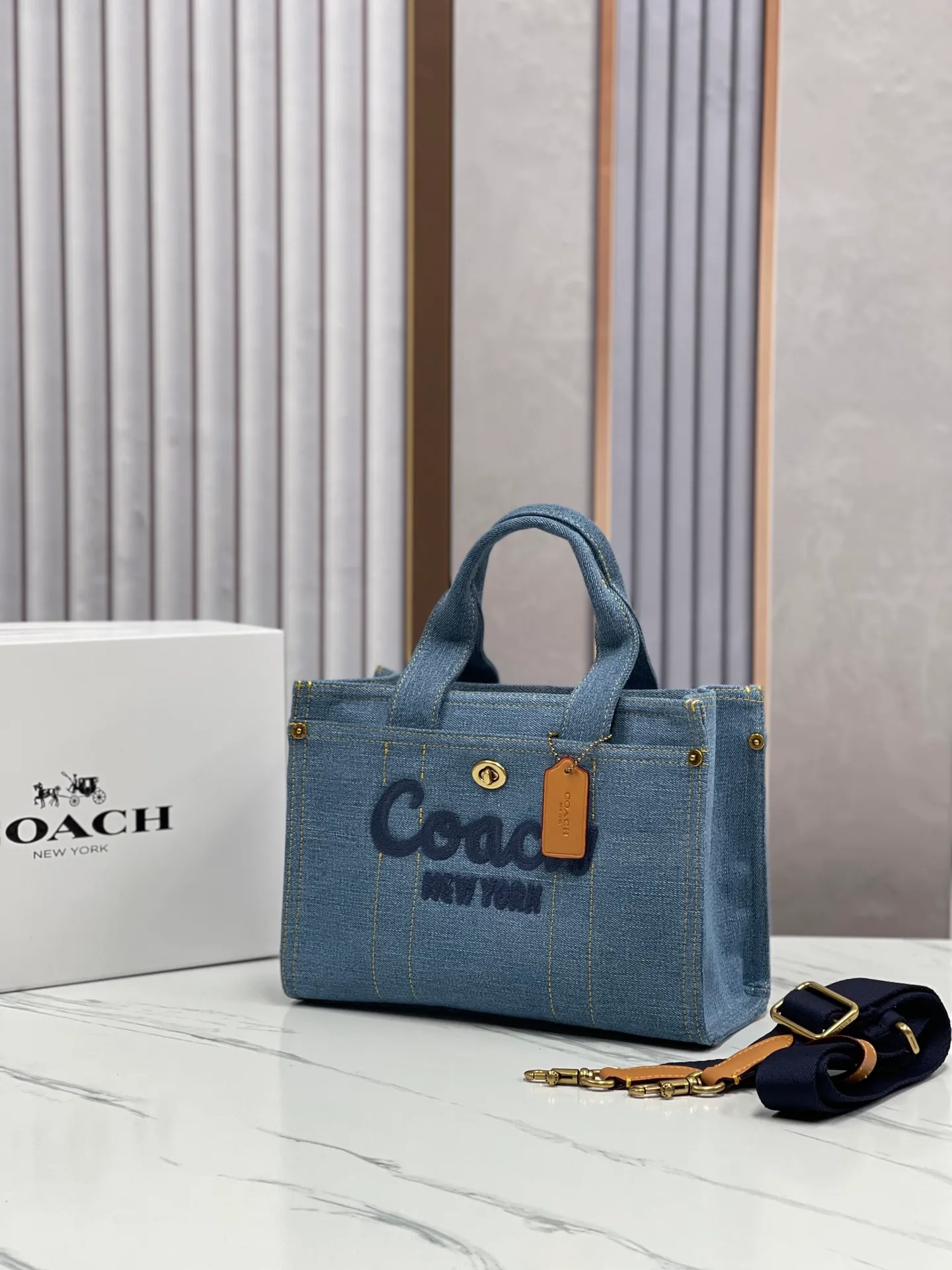Top original order batch 470💰Coach/Coach new April new model CR659 Cargo tote canvas crossbody tote bag shoulder bag women's bag shopping bag. Size 26.19.13,