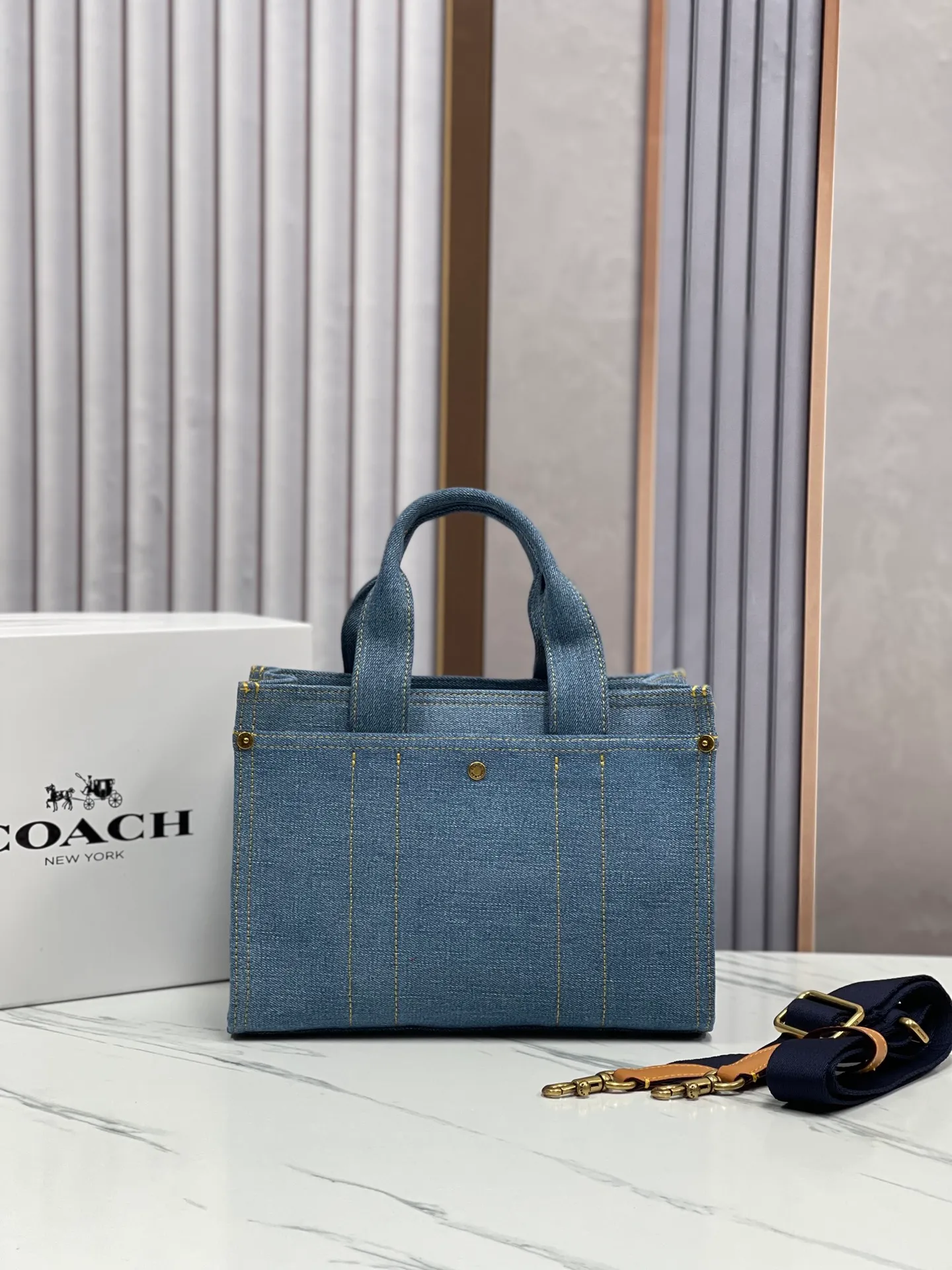 Top original order batch 470💰Coach/Coach new April new model CR659 Cargo tote canvas crossbody tote bag shoulder bag women's bag shopping bag. Size 26.19.13,