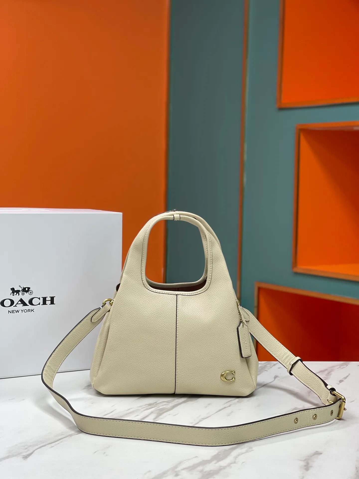 Top original order batch 460💰Coach/Coach new September vegetable basket is huge and beautiful. Coach model CM545. September new LANA vegetable basket bag. The bag shape is simple and elegant, and can be used for daily items. It is small enough and can be carried by hand or cross-body. Daily items can be placed completely. It is medium-sized and can be carried by hand or cross-body. Size 22.31.13.