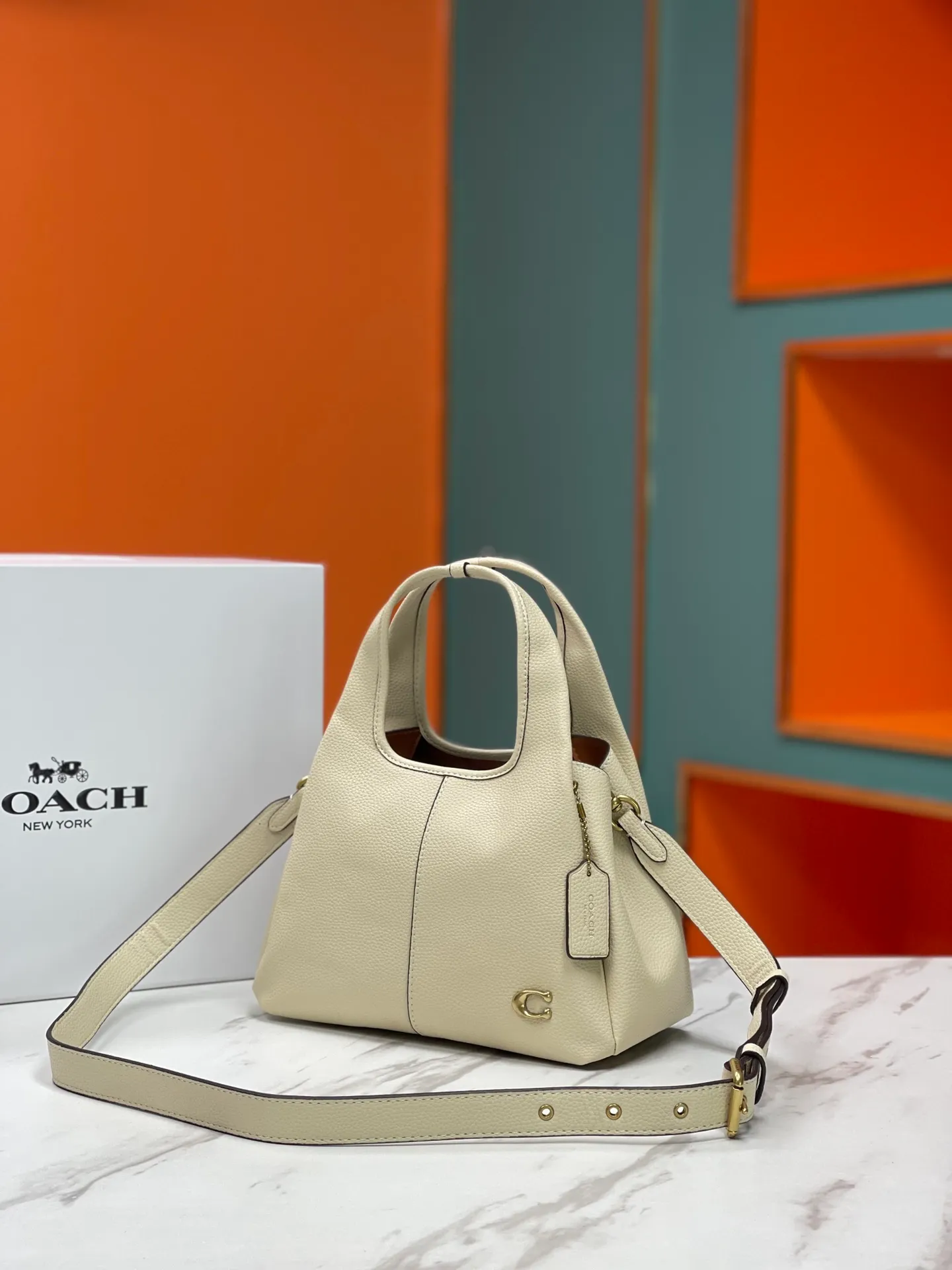 Top original order batch 460💰Coach/Coach new September vegetable basket is huge and beautiful. Coach model CM545. September new LANA vegetable basket bag. The bag shape is simple and elegant, and can be used for daily items. It is small enough and can be carried by hand or cross-body. Daily items can be placed completely. It is medium-sized and can be carried by hand or cross-body. Size 22.31.13.