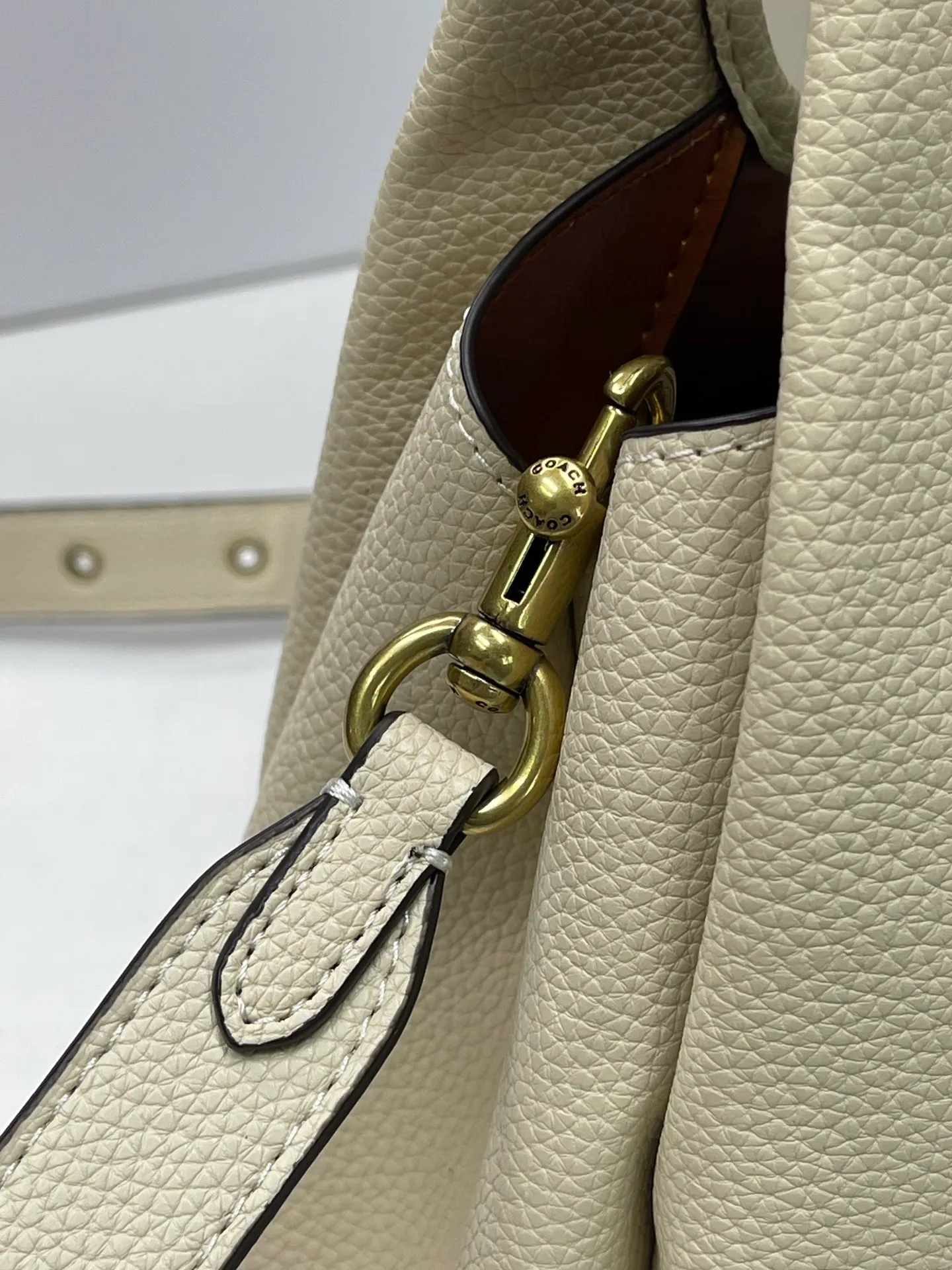 Top original order batch 460💰Coach/Coach new September vegetable basket is huge and beautiful. Coach model CM545. September new LANA vegetable basket bag. The bag shape is simple and elegant, and can be used for daily items. It is small enough and can be carried by hand or cross-body. Daily items can be placed completely. It is medium-sized and can be carried by hand or cross-body. Size 22.31.13.