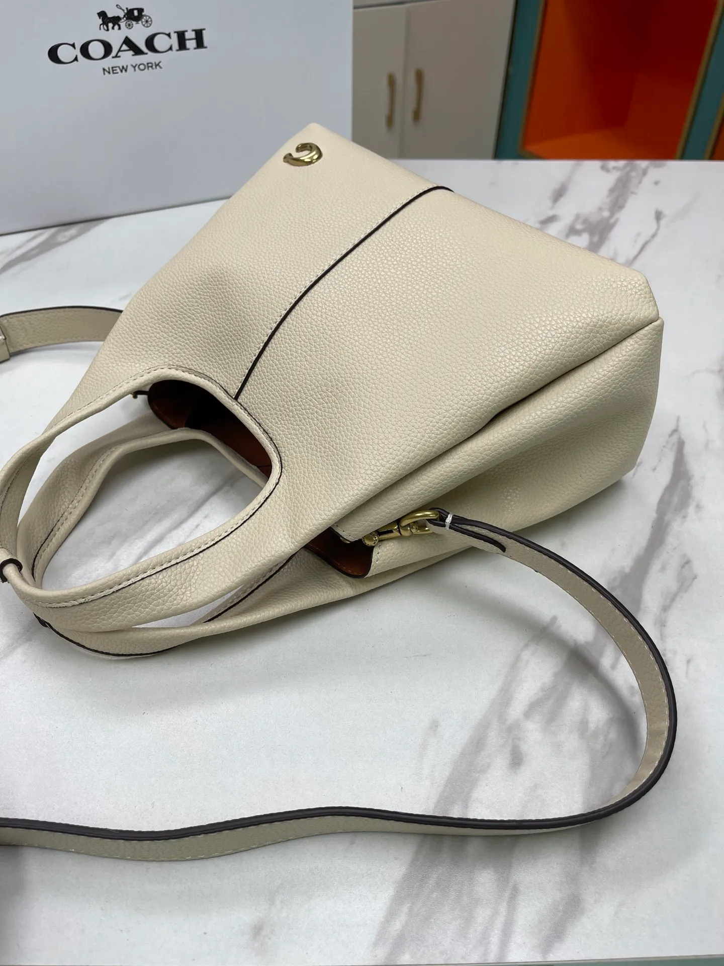 Top original order batch 460💰Coach/Coach new September vegetable basket is huge and beautiful. Coach model CM545. September new LANA vegetable basket bag. The bag shape is simple and elegant, and can be used for daily items. It is small enough and can be carried by hand or cross-body. Daily items can be placed completely. It is medium-sized and can be carried by hand or cross-body. Size 22.31.13.