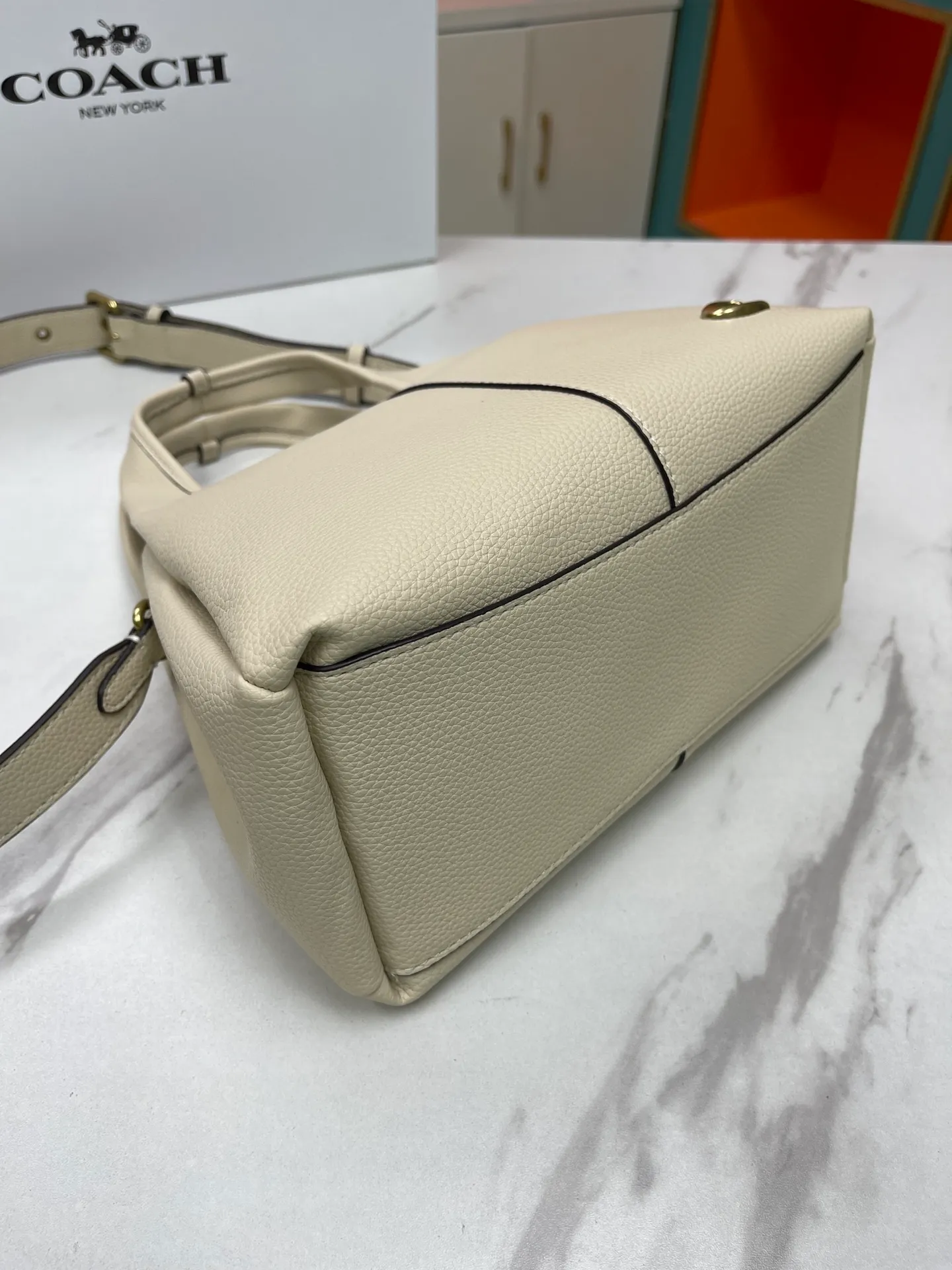 Top original order batch 460💰Coach/Coach new September vegetable basket is huge and beautiful. Coach model CM545. September new LANA vegetable basket bag. The bag shape is simple and elegant, and can be used for daily items. It is small enough and can be carried by hand or cross-body. Daily items can be placed completely. It is medium-sized and can be carried by hand or cross-body. Size 22.31.13.