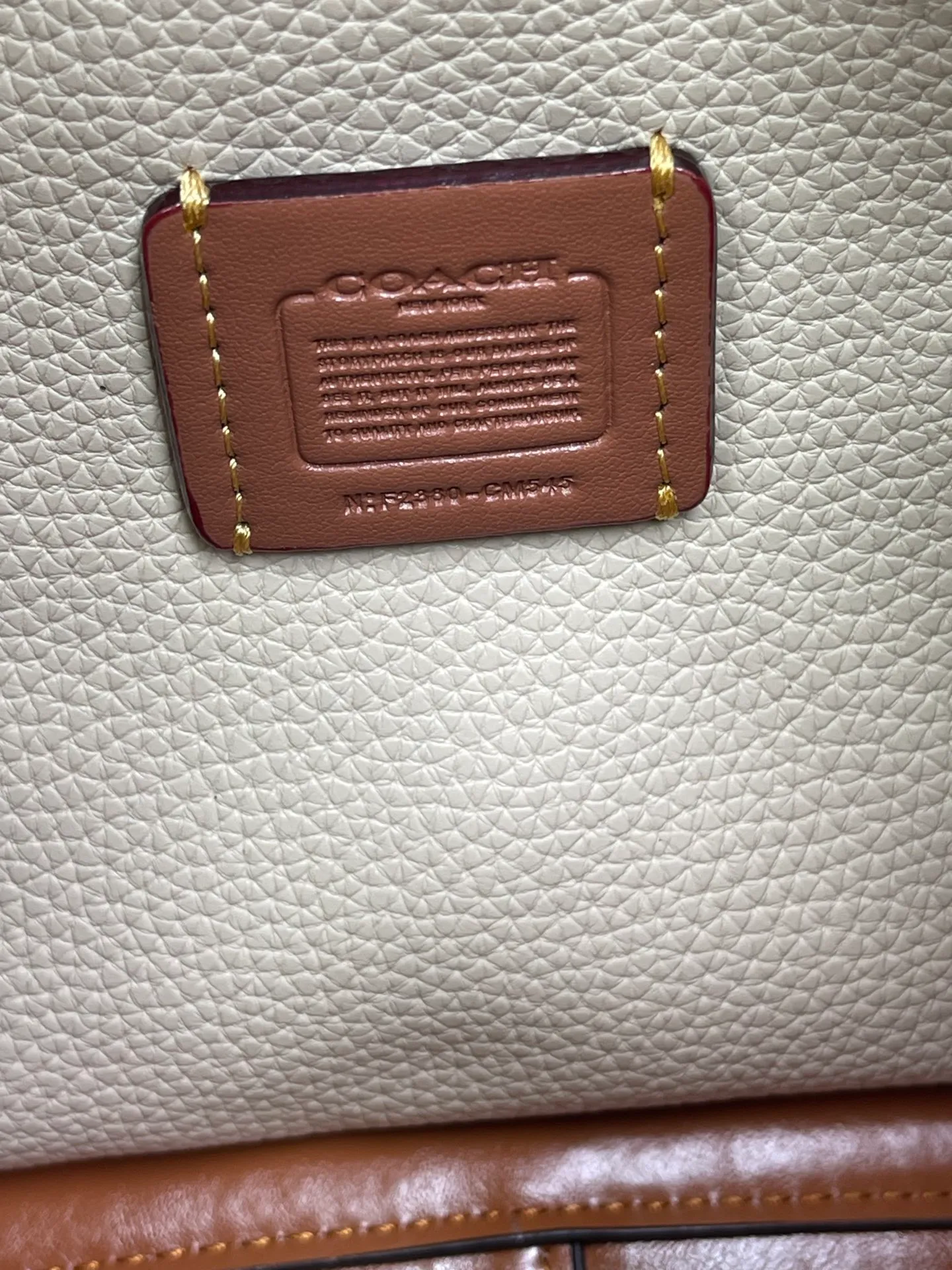 Top original order batch 460💰Coach/Coach new September vegetable basket is huge and beautiful. Coach model CM545. September new LANA vegetable basket bag. The bag shape is simple and elegant, and can be used for daily items. It is small enough and can be carried by hand or cross-body. Daily items can be placed completely. It is medium-sized and can be carried by hand or cross-body. Size 22.31.13.