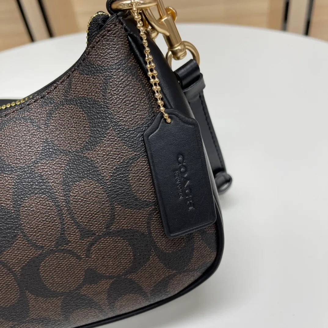 Top original order batch 380💰coach/Coach new armpit bag new style. Model 548, 209, 173. . 520 Gift】C’s Outlet women’s bag color-blocked TERI shoulder bag. . DETAILS details Material: cow leather 2 credit card slots Built-in multi-function pocket Top zipper closure, fabric lining Detachable handle with vertical length of 21cm Detachable shoulder strap with vertical length of 58cm, can be used for shoulder or crossbody Dimensions: 24.5cm (length) × 15.5cm (height) 7.5cm (width),