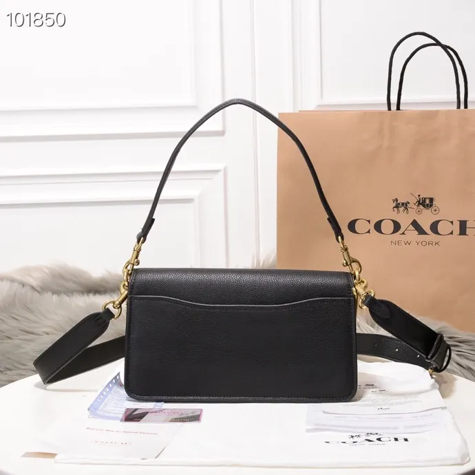 The classic Coach Bacchus bag 73995 is fashionable and versatile, simple and elegant. With the long strap, it is another style, cute and fresh! This bag is really versatile! It is not very heavy, and the leather is very comfortable to touch, not easily deformed, soft and comfortable! Size: 26*15*7.5cm: