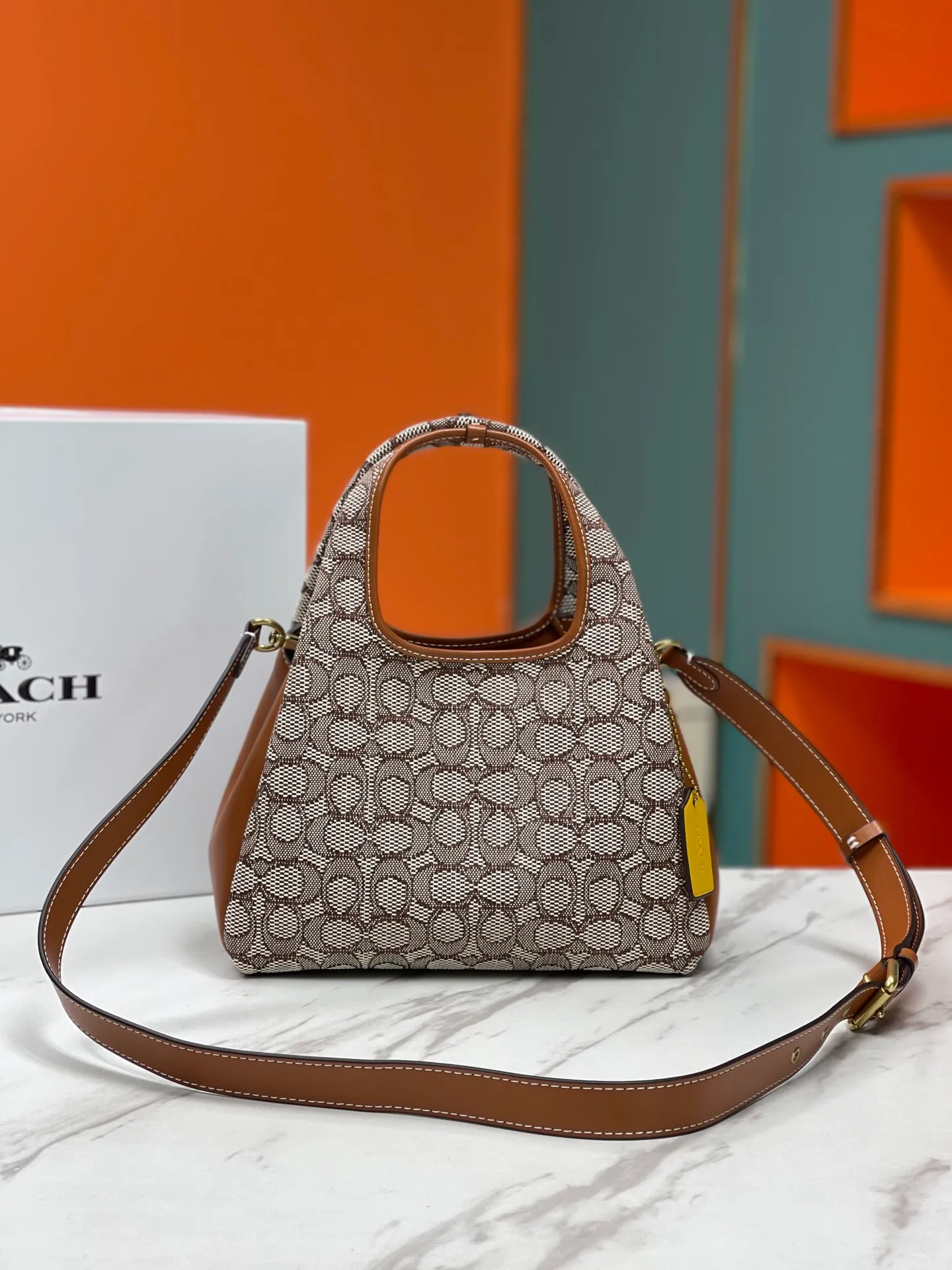 Top original order batch 460💰Coach/Coach new September vegetable basket is huge and beautiful. Coach model CM545. September new LANA vegetable basket bag. The bag shape is simple and elegant, and can be used for daily items. It is small enough and can be carried by hand or cross-body. Daily items can be placed completely. It is medium-sized and can be carried by hand or cross-body. Size 22.31.13.