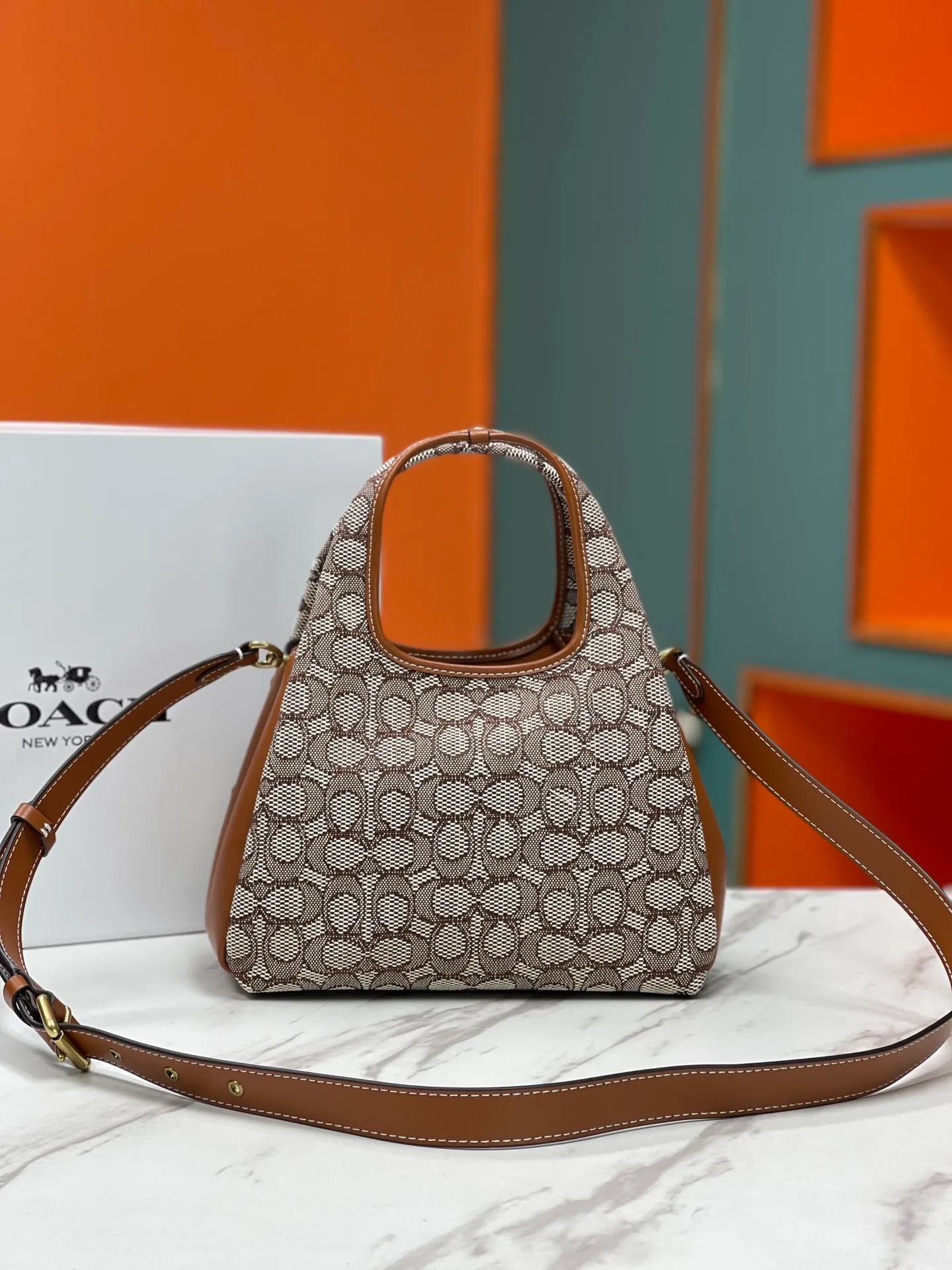 Top original order batch 460💰Coach/Coach new September vegetable basket is huge and beautiful. Coach model CM545. September new LANA vegetable basket bag. The bag shape is simple and elegant, and can be used for daily items. It is small enough and can be carried by hand or cross-body. Daily items can be placed completely. It is medium-sized and can be carried by hand or cross-body. Size 22.31.13.